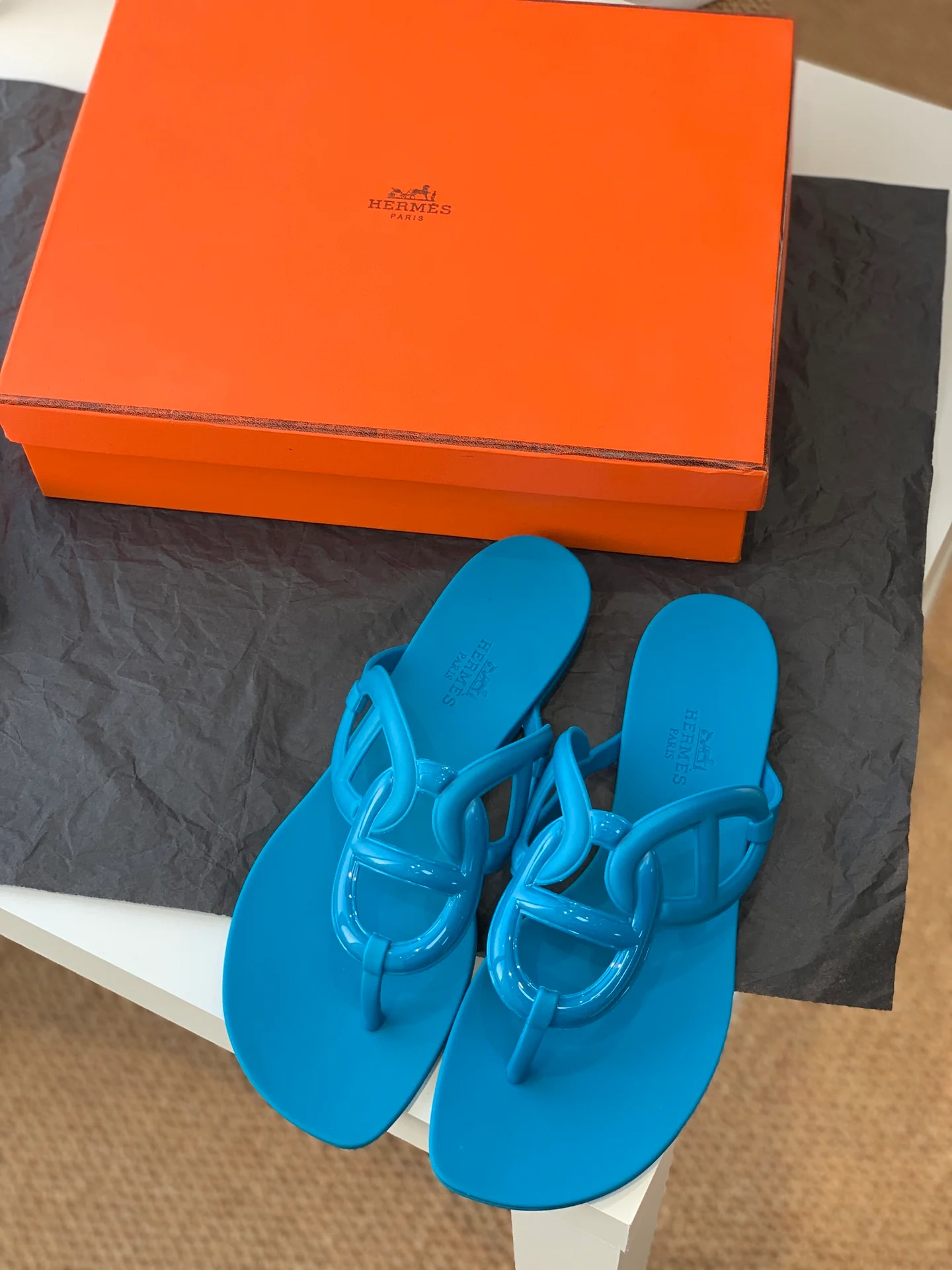 Новые шлепанцы Hermes-aloha с изображением свиного носа