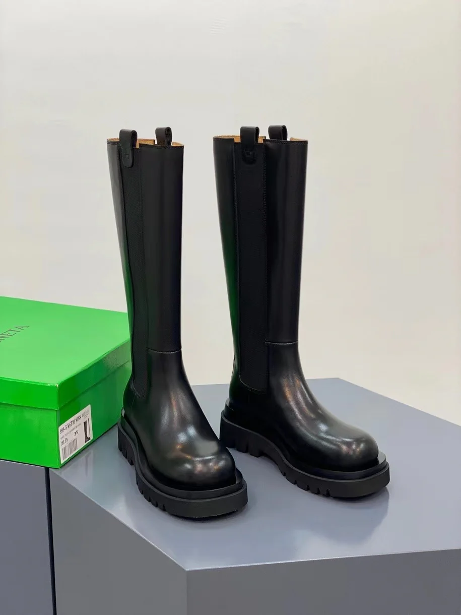 Новинка сезона осень/зима 2022 от BV - высокие сапоги с закругленным носком - модель с боковой застежкой.