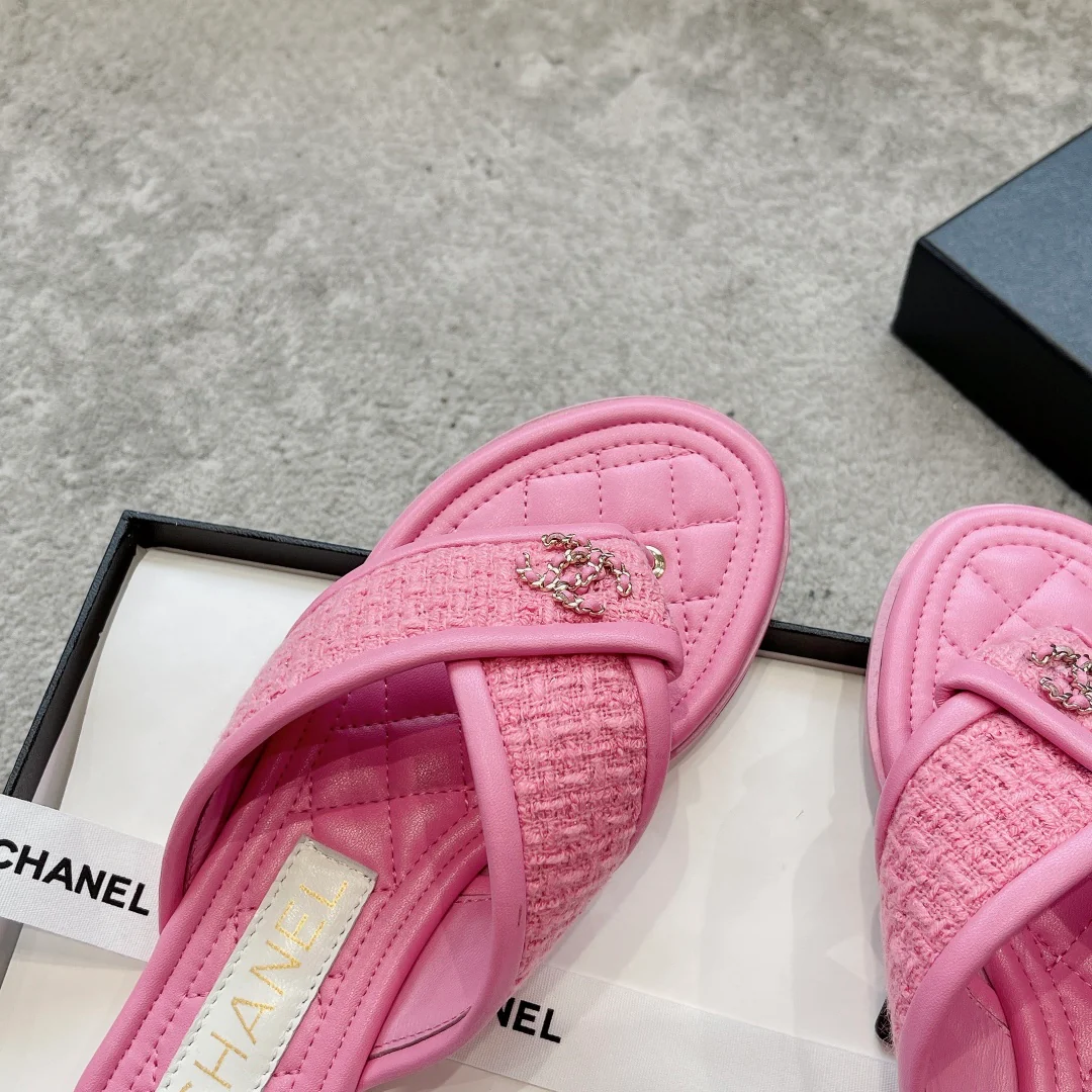 Новинка сезона весна/лето 2023 от Chanel - шерстяные тапочки с вышитым ромбовидным узором - розовые.