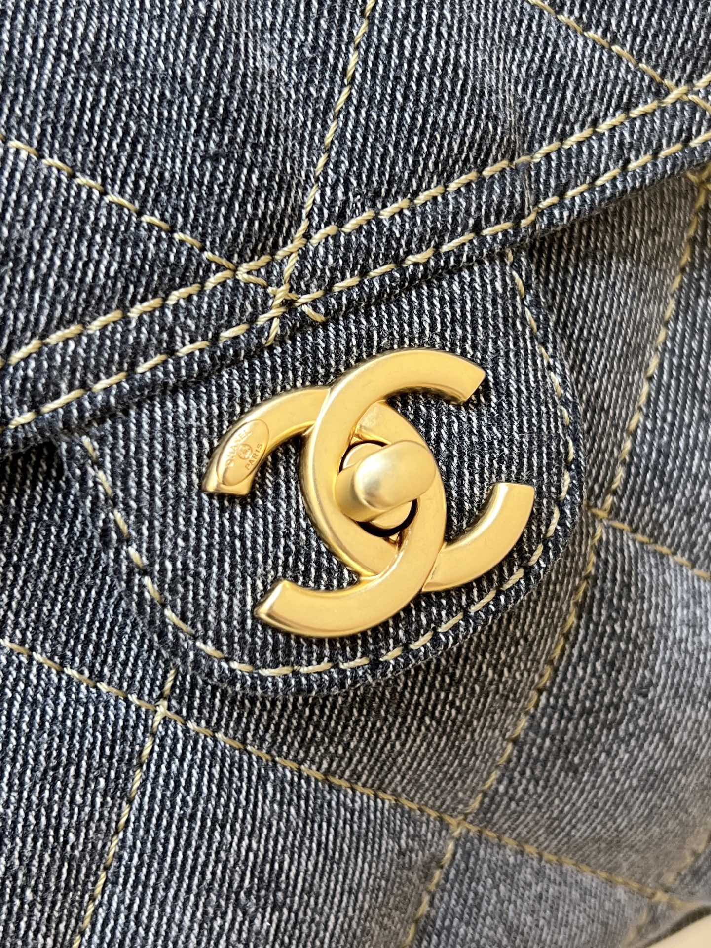 Chanel - Сумка-боулинг из выстиранного денима - Синяя