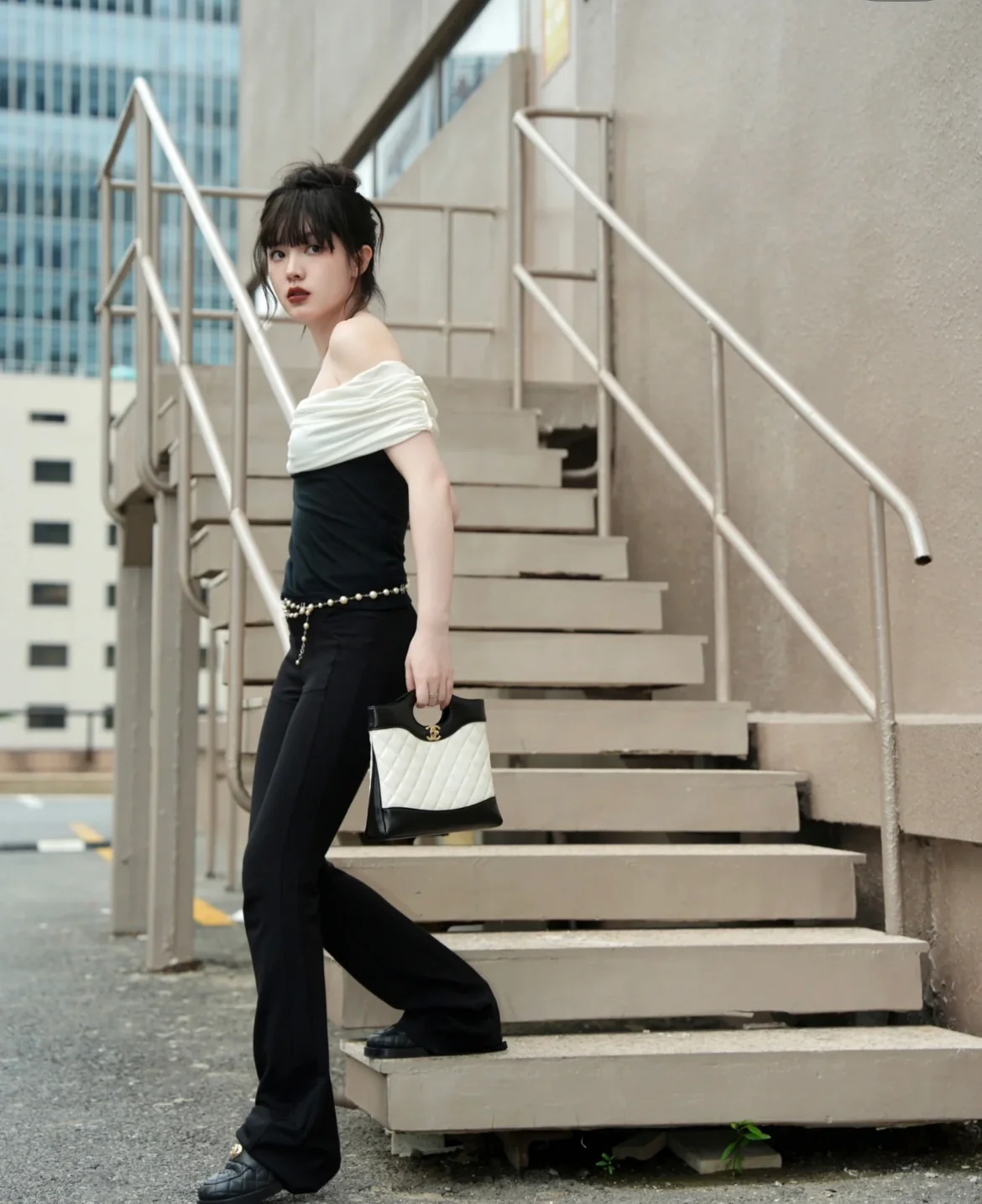 Мини-сумка Chanel 24b 31, черная с отделкой из овечьей кожи, белая