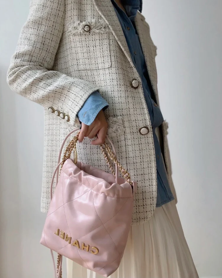 Новинка сезона весна/лето 2023 от Chanel - сумка 22 - мини - розовый - фото в действии.