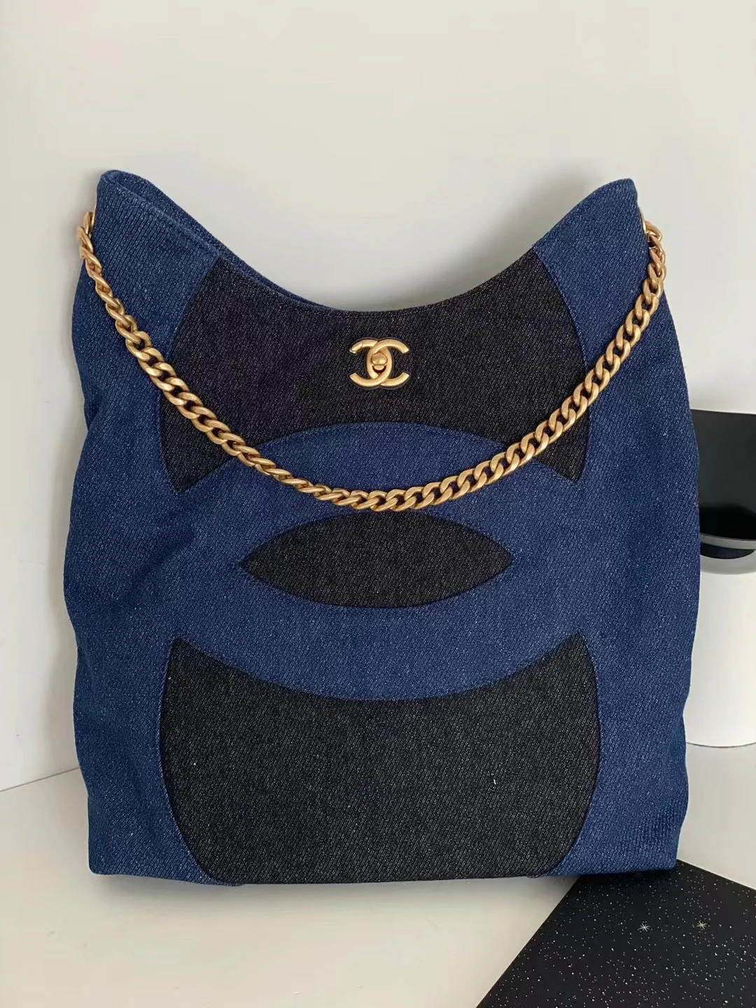 Коллекция Chanel Весна/Лето 2023 - Синяя джинсовая сумка-тоут - Синяя отделка с черным основанием