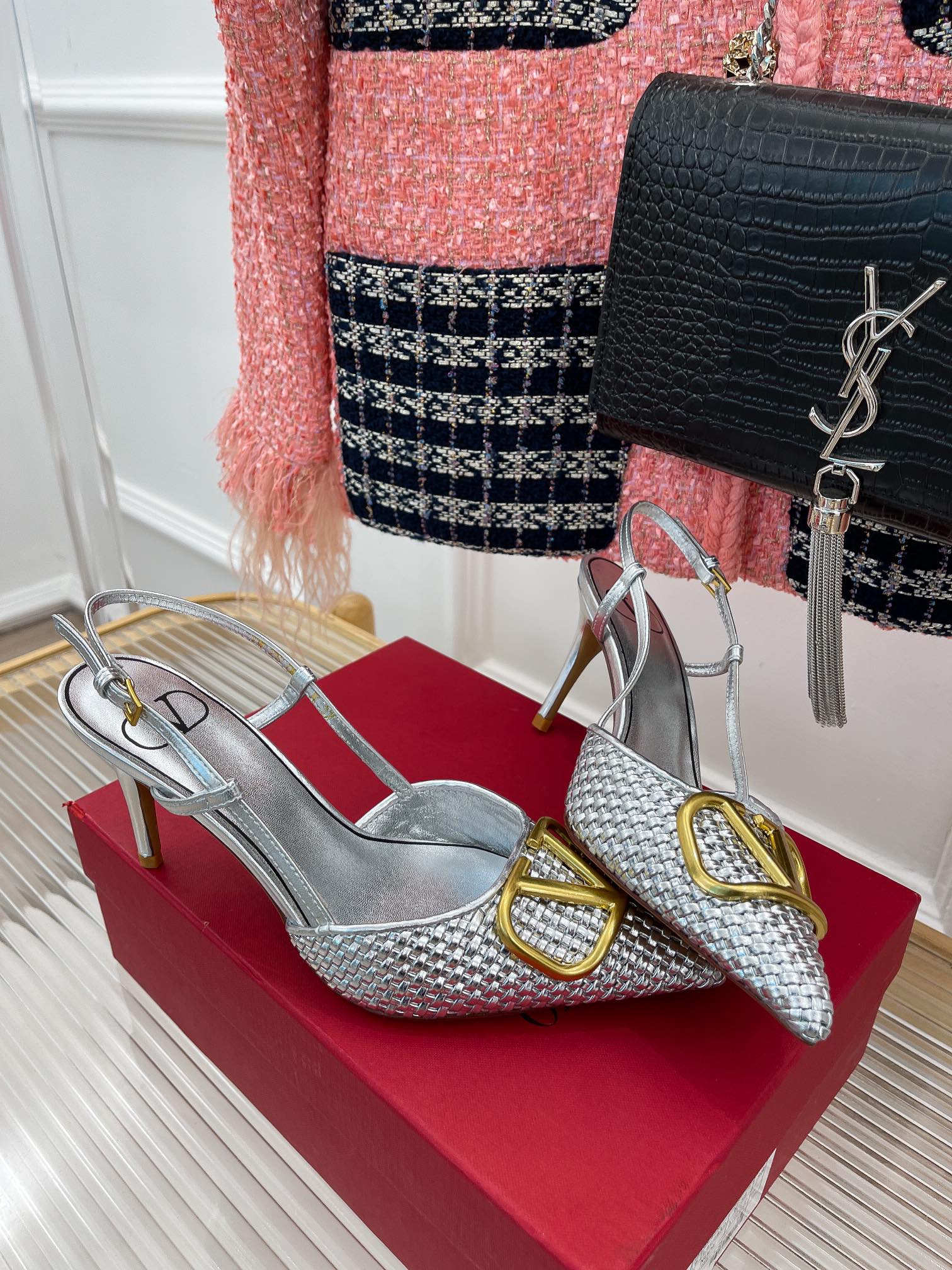 Новинка сезона весна/лето 2023 от Valentino - Босоножки на высоком каблуке V-Buck из плетеной кожи - 8 см - Серебристые