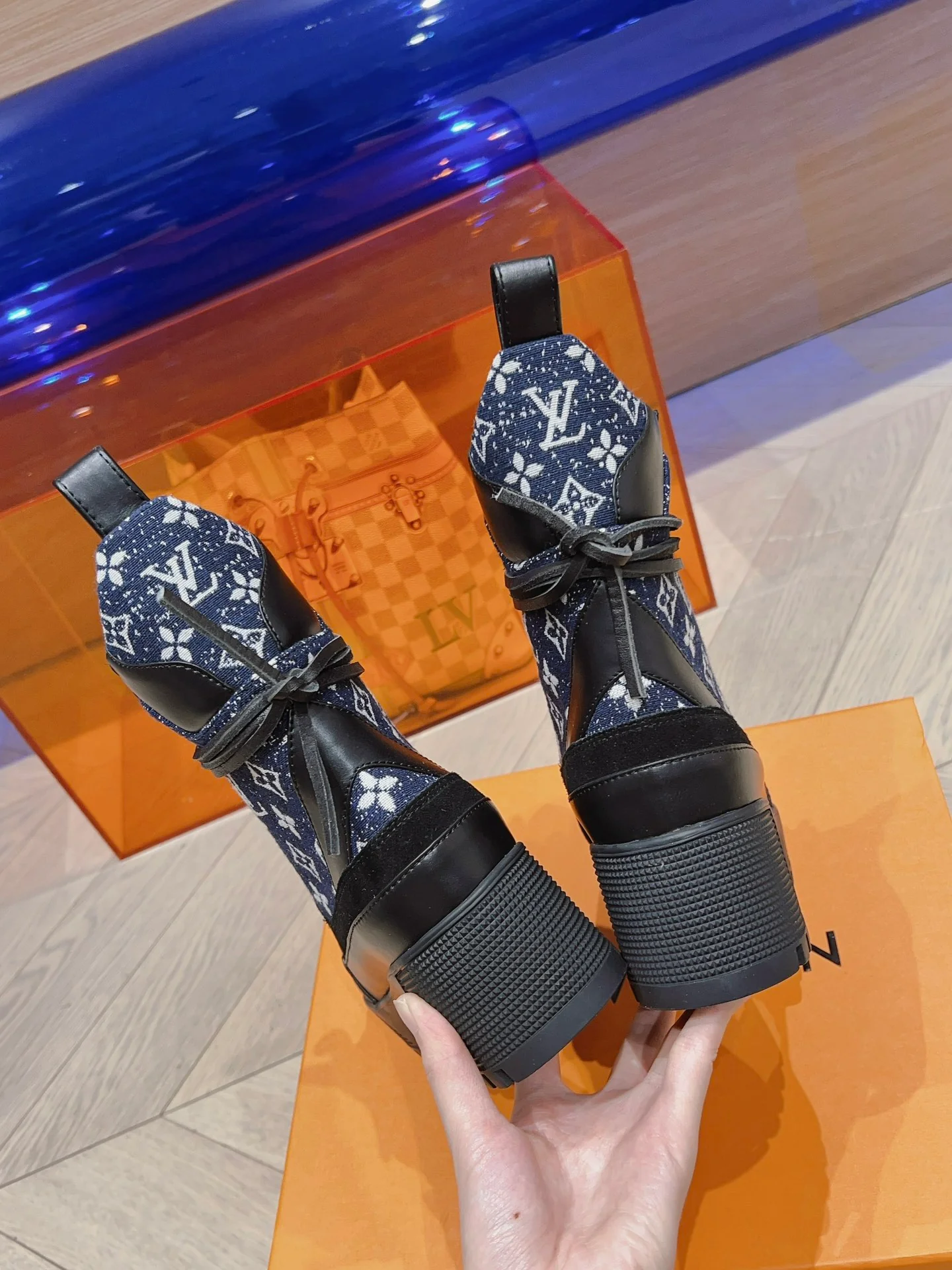 Новинка осенне-зимней коллекции LV 2023 — Ботинки Мартин на высоком каблуке — Черная серия — Модель 3