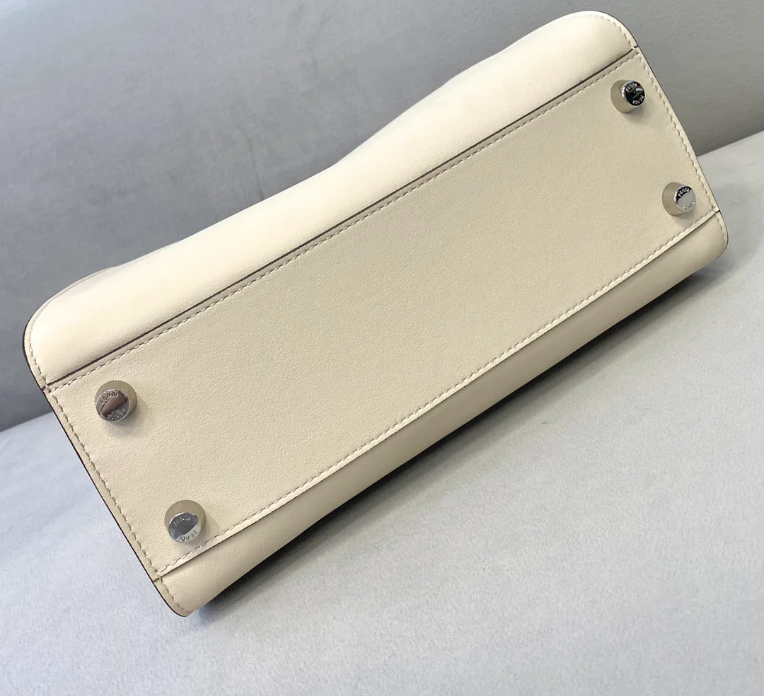 Маленькая белая кожаная сумка Fendi Peekaboo - 1