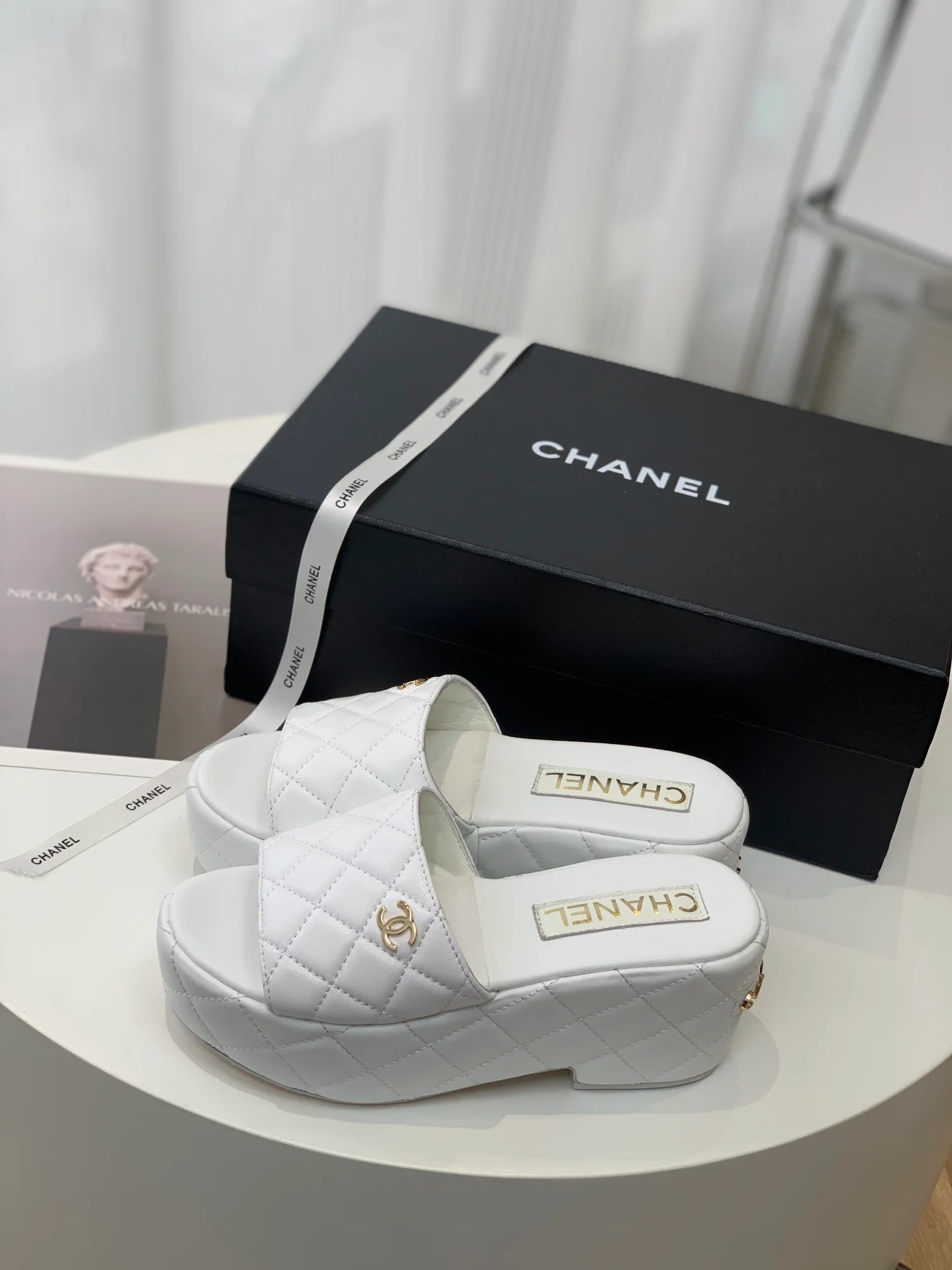 Новинка 2023 года от Chanel - Тапочки на платформе с ромбовидным узором - Белые - 1 шт.