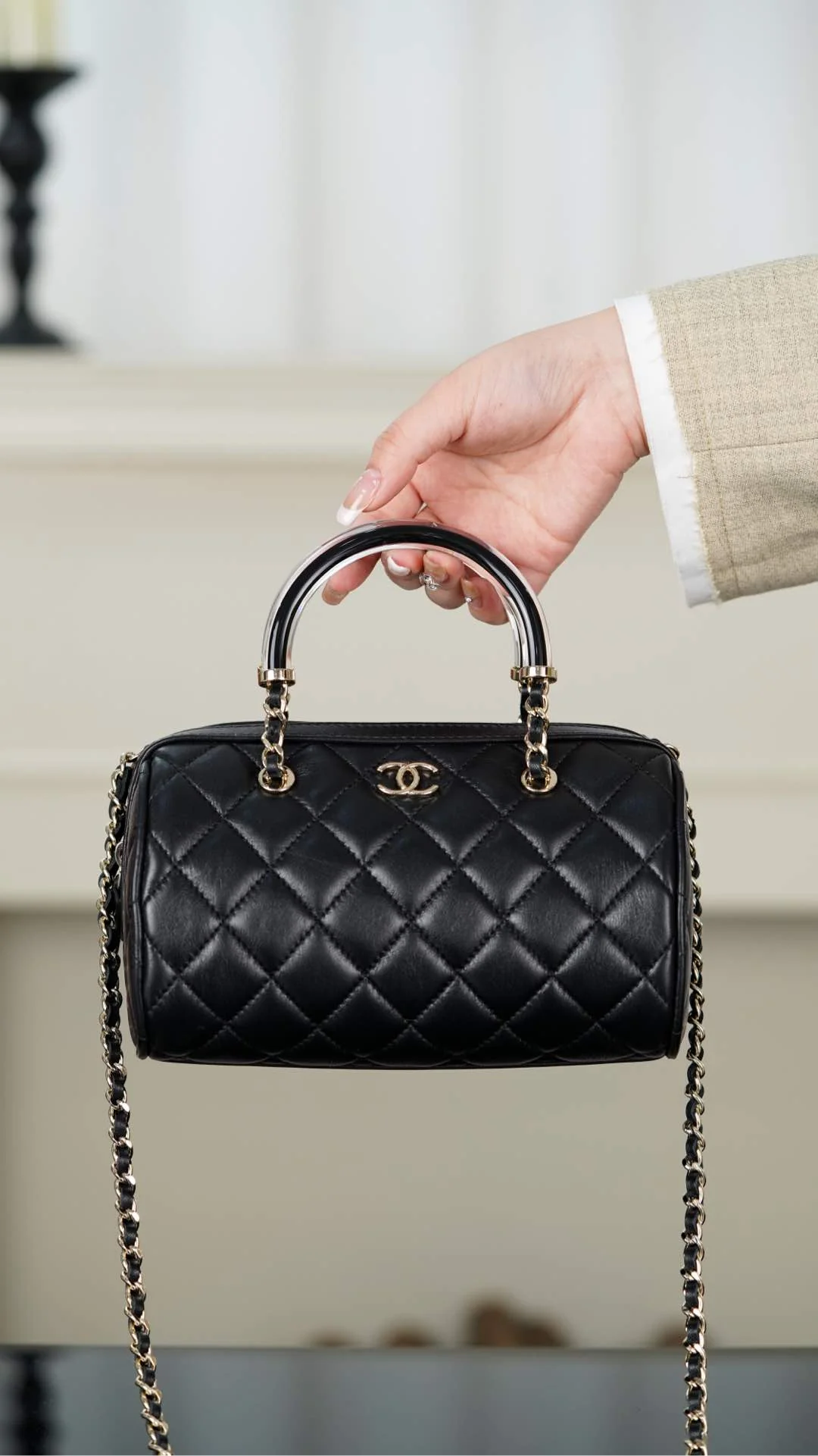 Сумка Chanel 25c Boston Bowling Bag — черно-золотая.