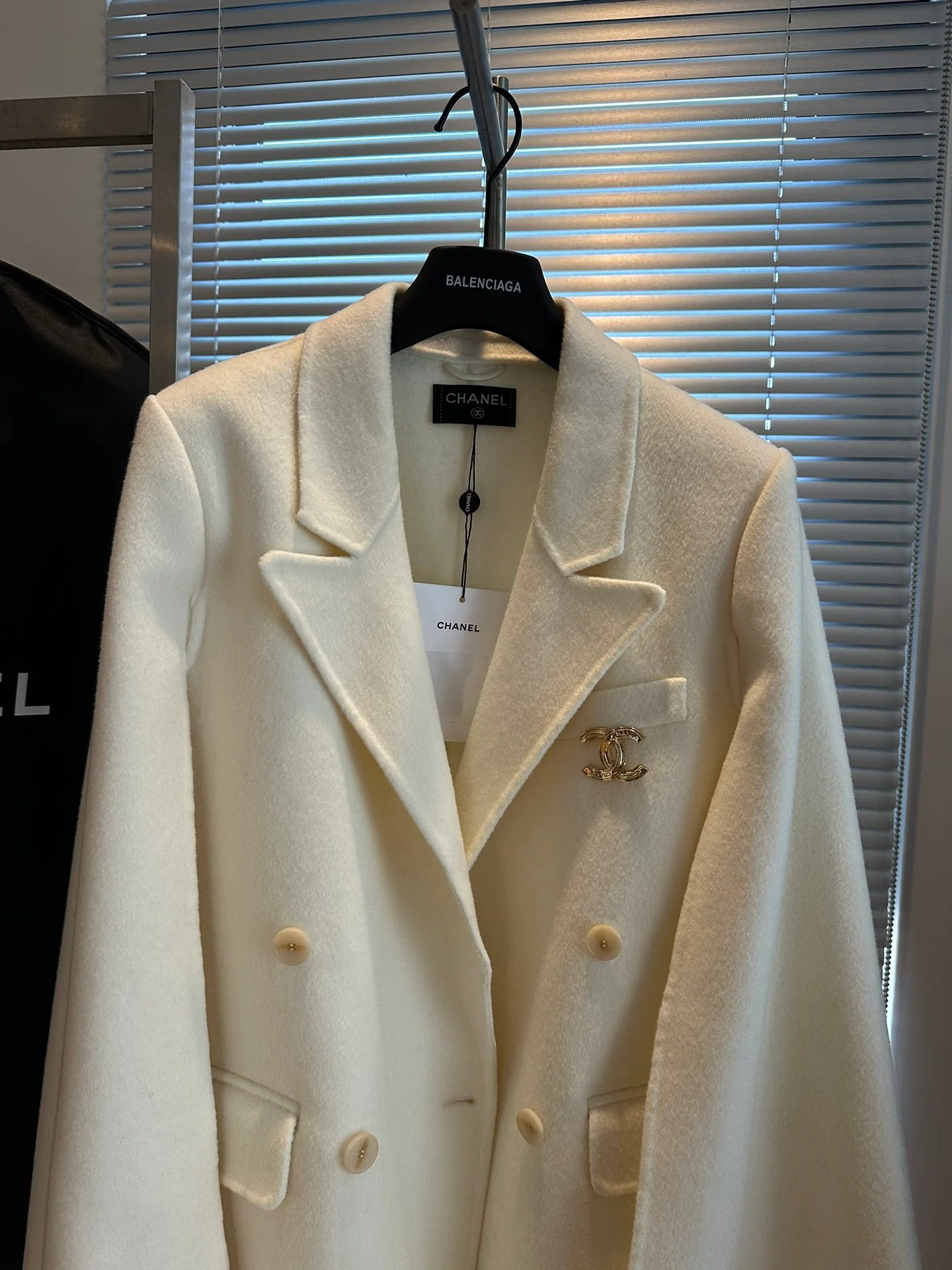 Chanel 2403 - Элегантный шерстяной костюм с высококачественной накидкой - Белый