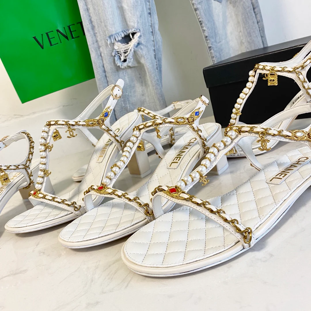 Chanel - Белые босоножки на каблуке с жемчужной цепочкой