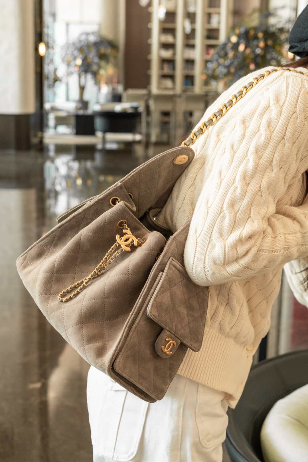 Сумка-хобо Chanel с завязками, замша, серая.