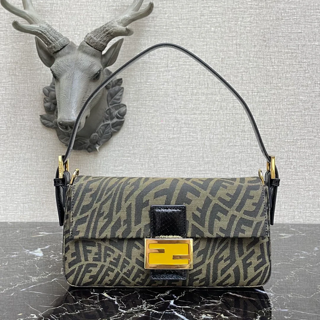 Сумка-багет Fendi из жаккардовой ткани средней длины.