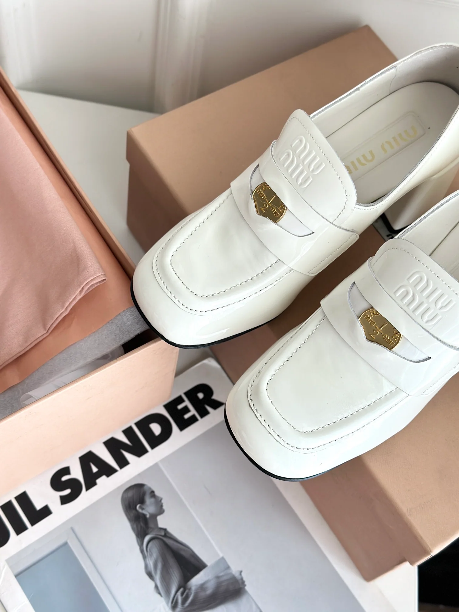 Новинка Miu Miu 2023 года - Лоферы на массивном каблуке Gold Coin - Белые