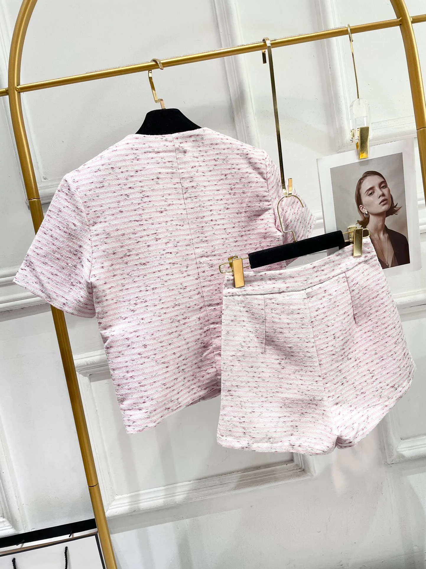 Chanel 2403 - Комплект из шерстяной куртки с короткими рукавами и шорт.