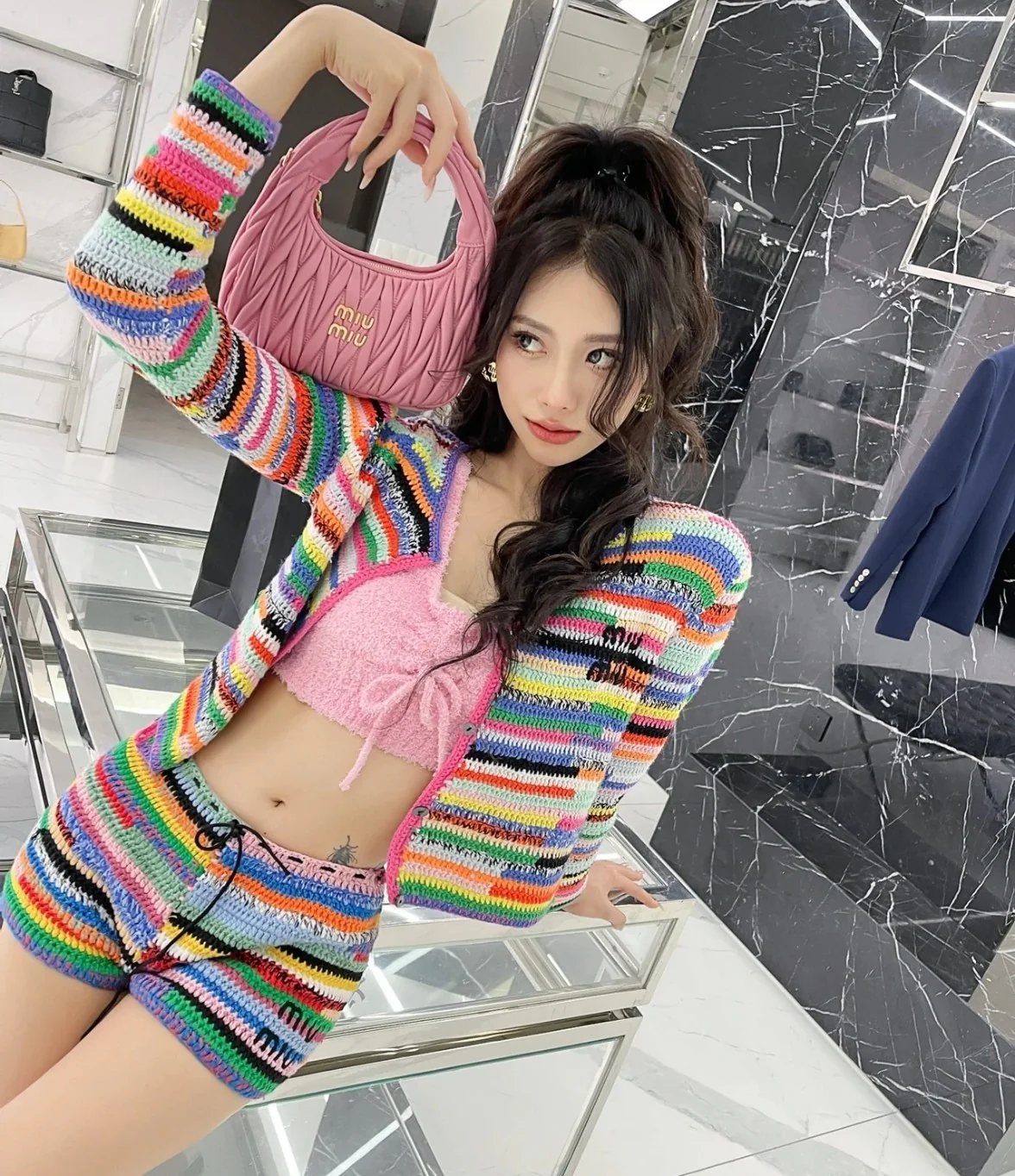 Сумка Miu Miu Wander — подборка фотографий, демонстрирующих людей, носящих её.