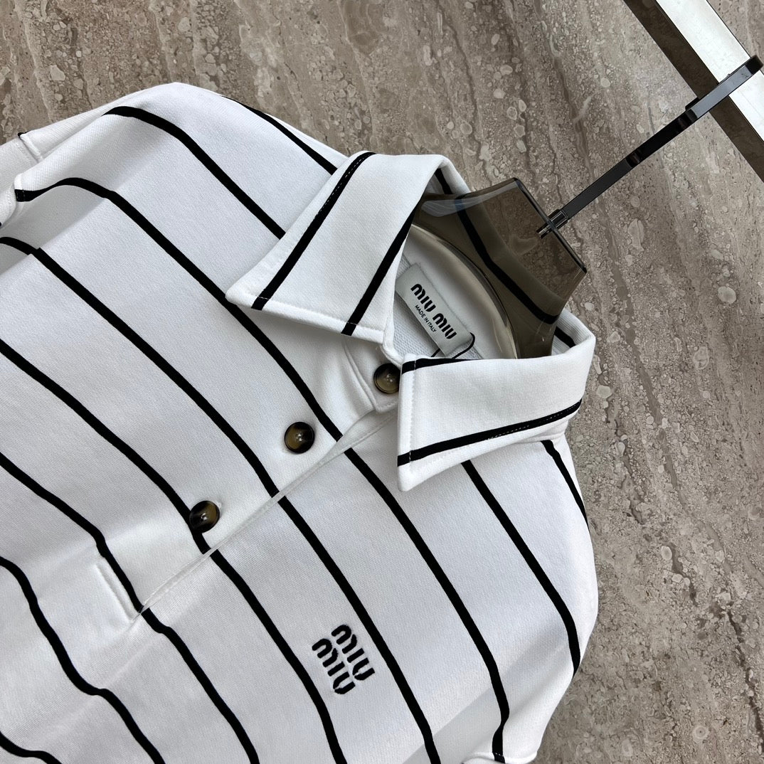 Miu Miu - 2404 - Комплект из хлопковой полосатой рубашки-поло и шорт.