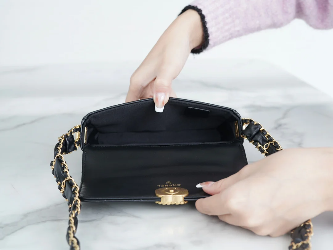 Коллекция Chanel осень/зима 2019 — Сумка-багет с широким плечевым ремнем — Черная с золотом, из мятой телячьей кожи.