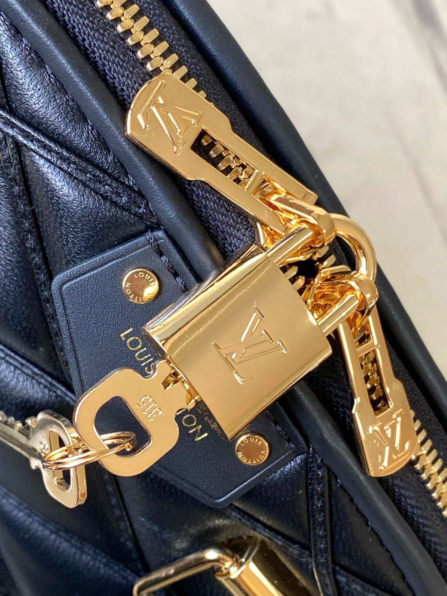 m23666-LV-nicolas-ghesquiere-shell bag-black