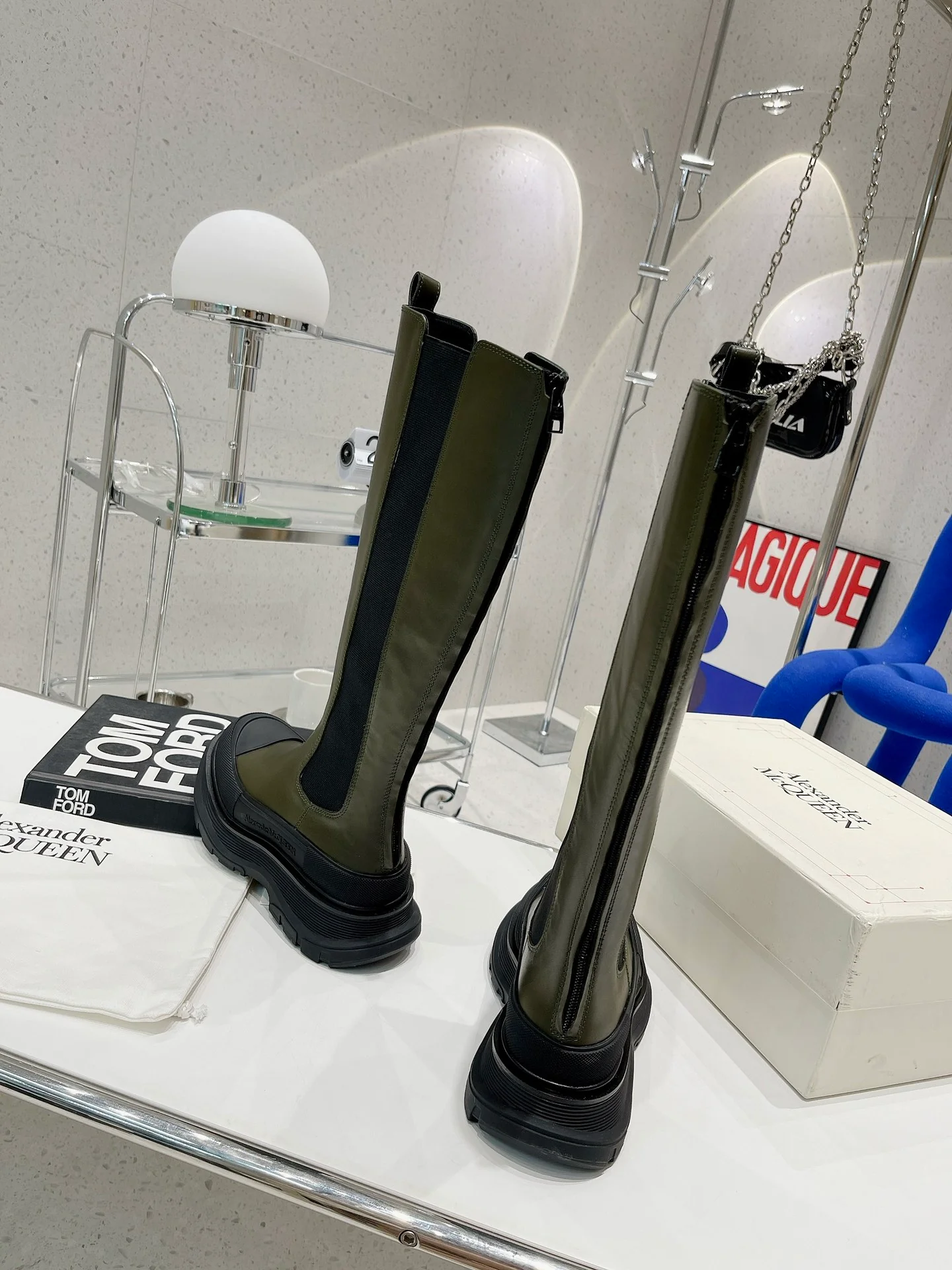 Коллекция McQueen 2022 года с подиума - высокие сапоги