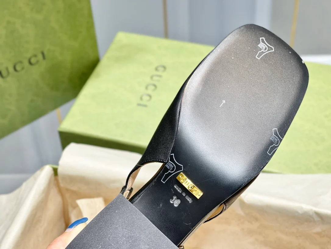 Весенняя коллекция Gucci 2021 — Босоножки на массивном каблуке с пряжкой в ??виде конской уздечки — 1