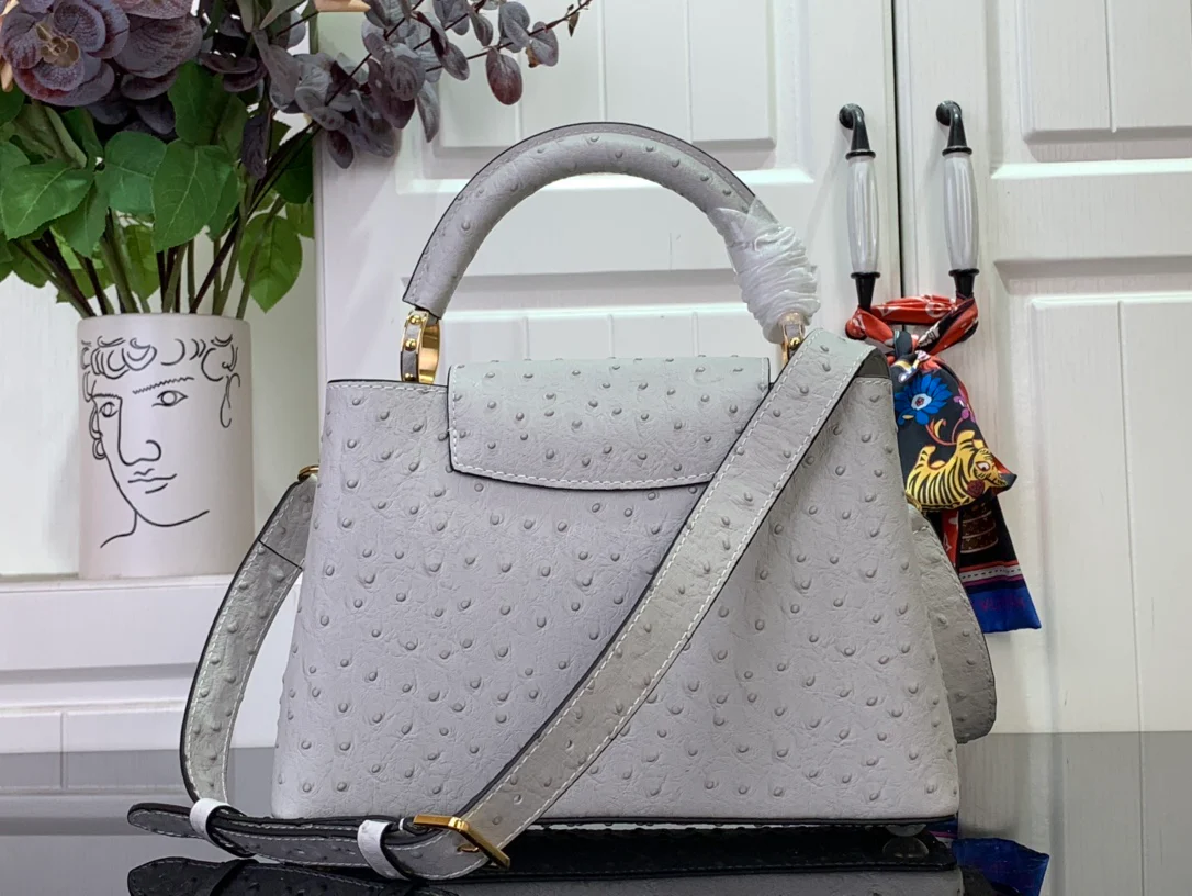 LV Capucines BB - Сумка из телячьей кожи с жемчужной цепочкой - Серая