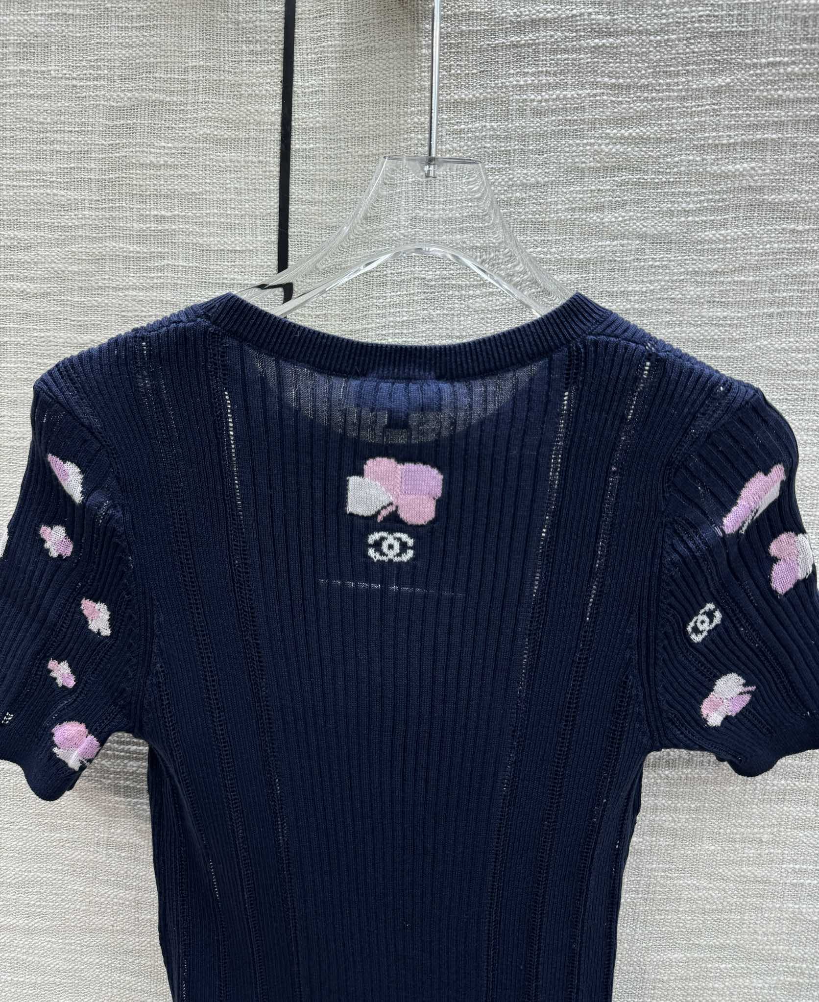 В стиле Chanel - 2403 - Трикотажный топ с короткими рукавами и жаккардовым узором в виде четырехлистного клевера - Черный