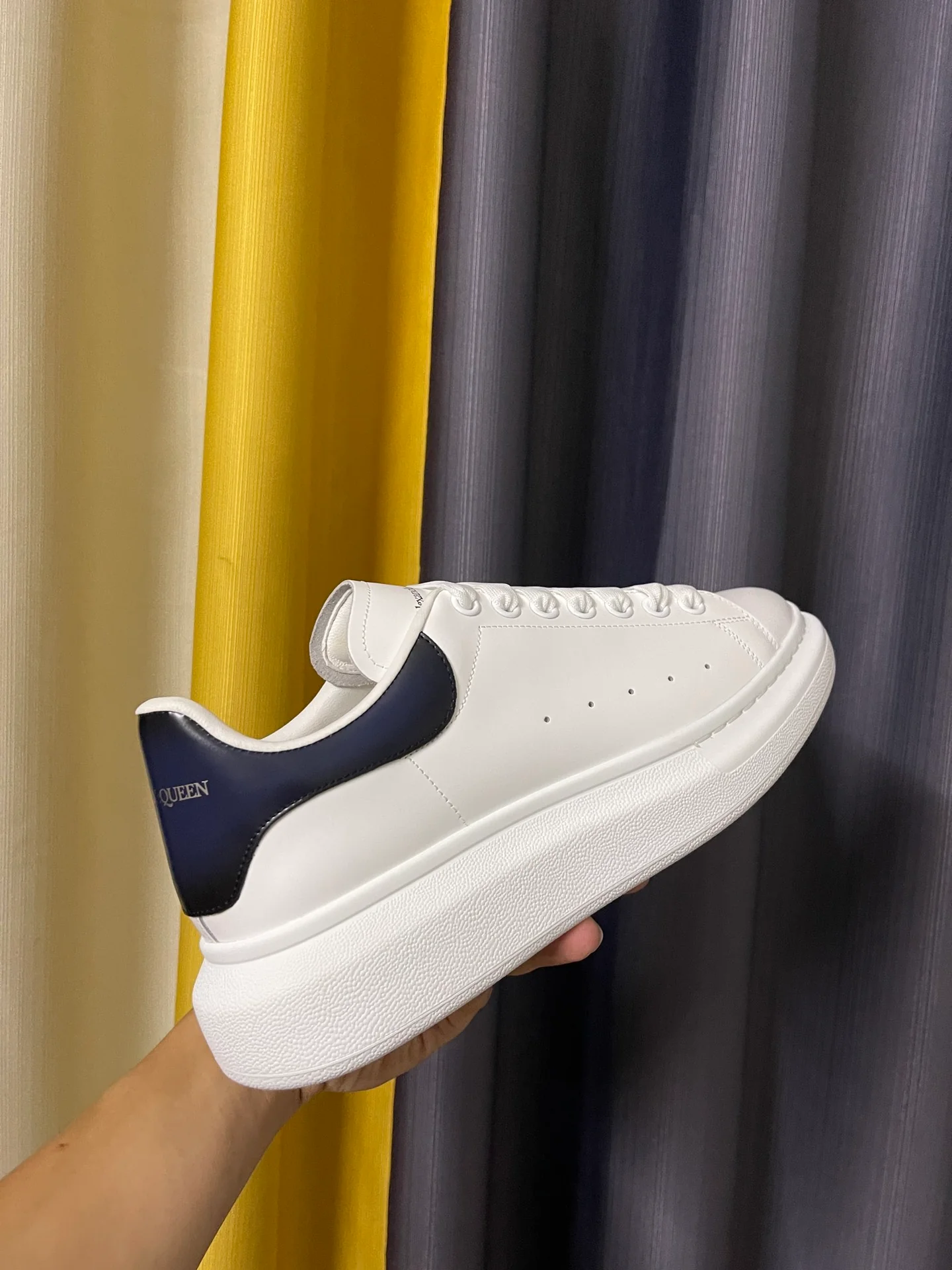 Классические белые кроссовки McQueen - унисекс - градиентный синий