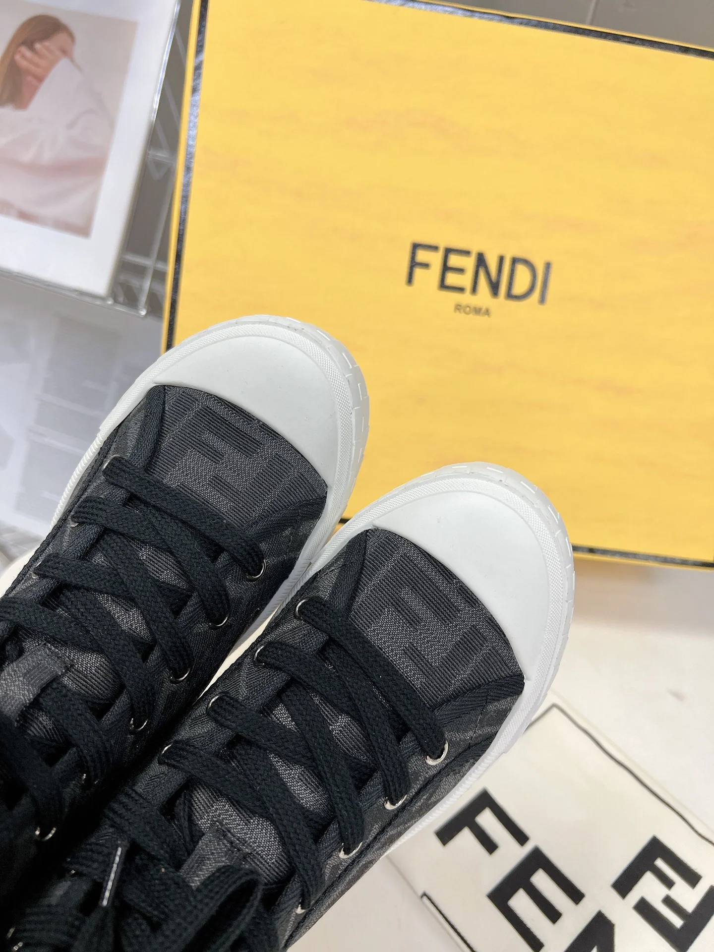 Fendi - Новинка сезона осень/зима 2022 - Высокие повседневные туфли с монограммой - 1