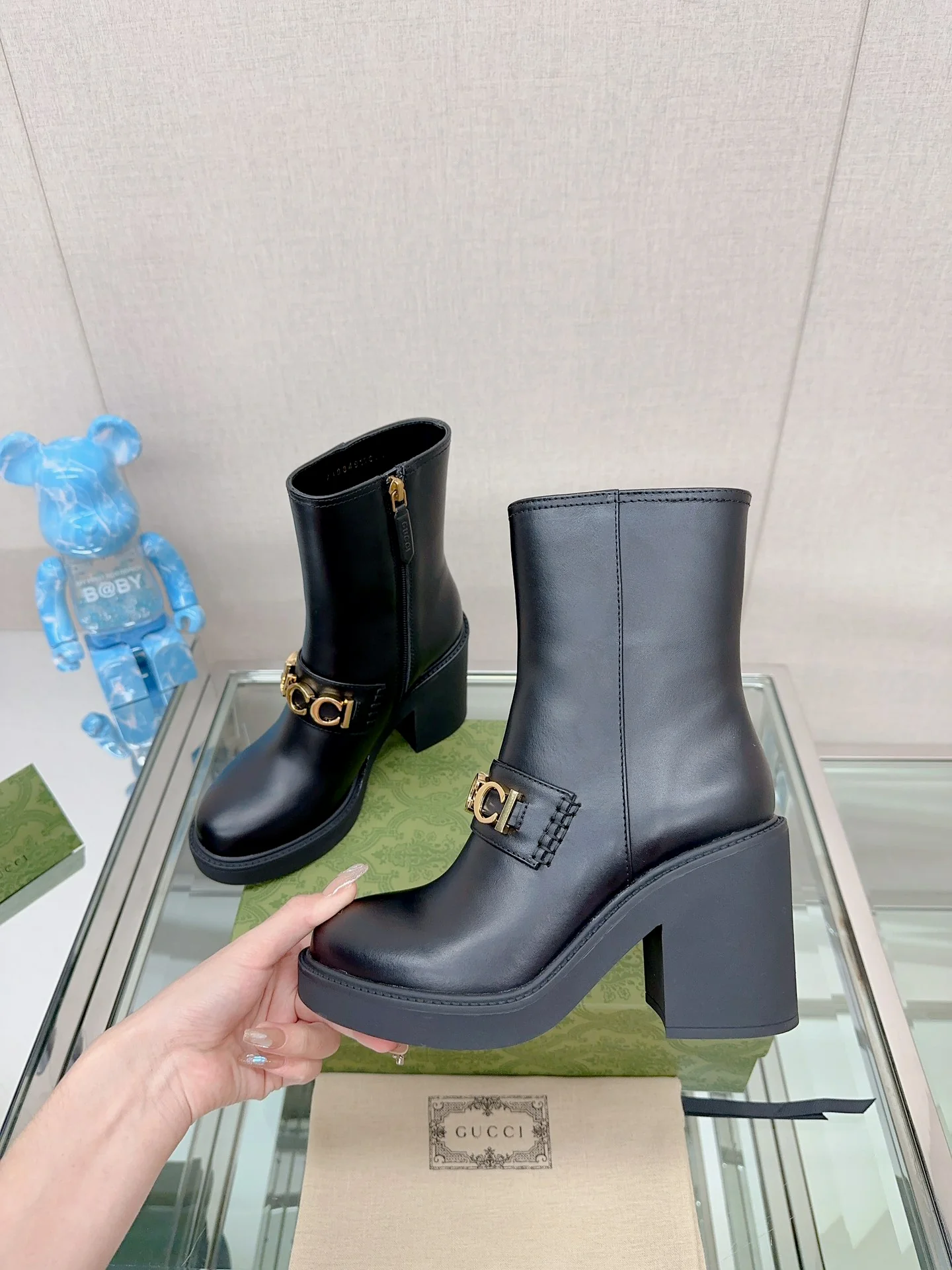 Новинка 2023 года от Gucci - Ботильоны на массивном каблуке с буквенным принтом - Матовый черный