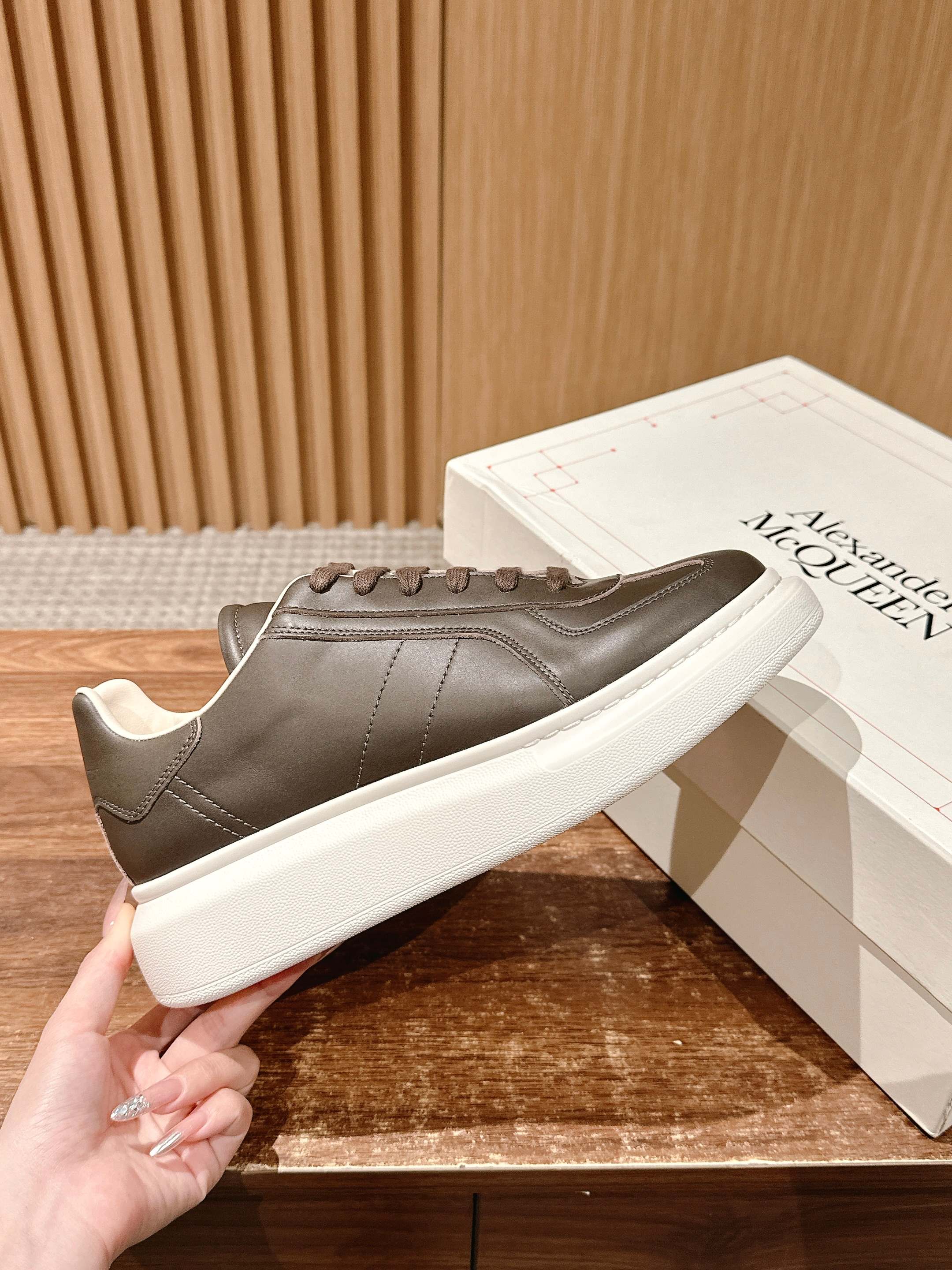 Белые кроссовки McQueen - Новая расцветка - Темно-коричневые