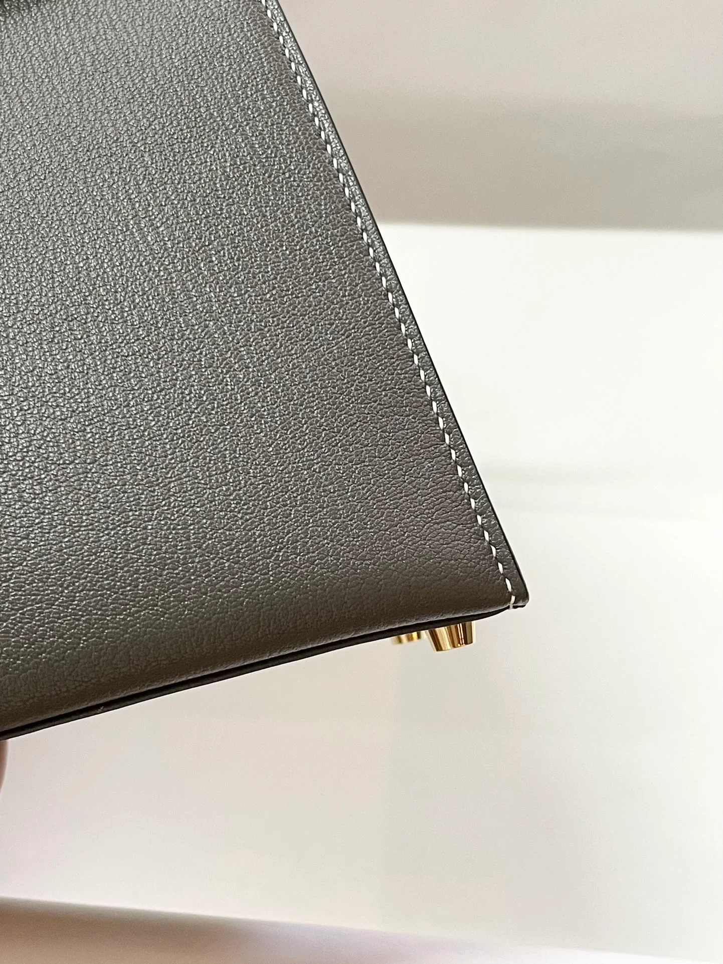 Hermes Kelly 28 Epsom Tin Grey с пряжкой из неаполитанского желтого золота