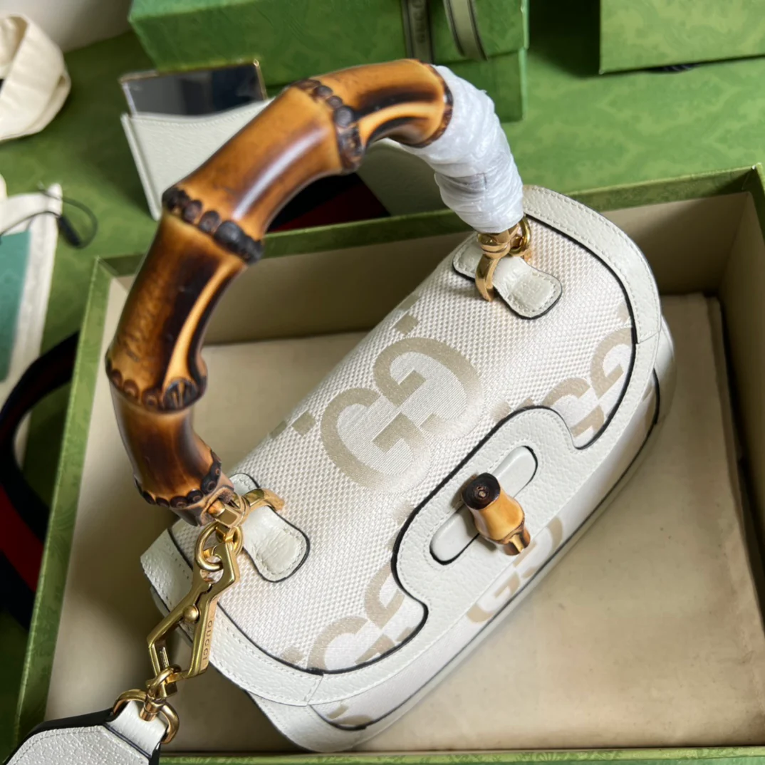 Сумка Gucci из бамбука с маленькой ручкой.