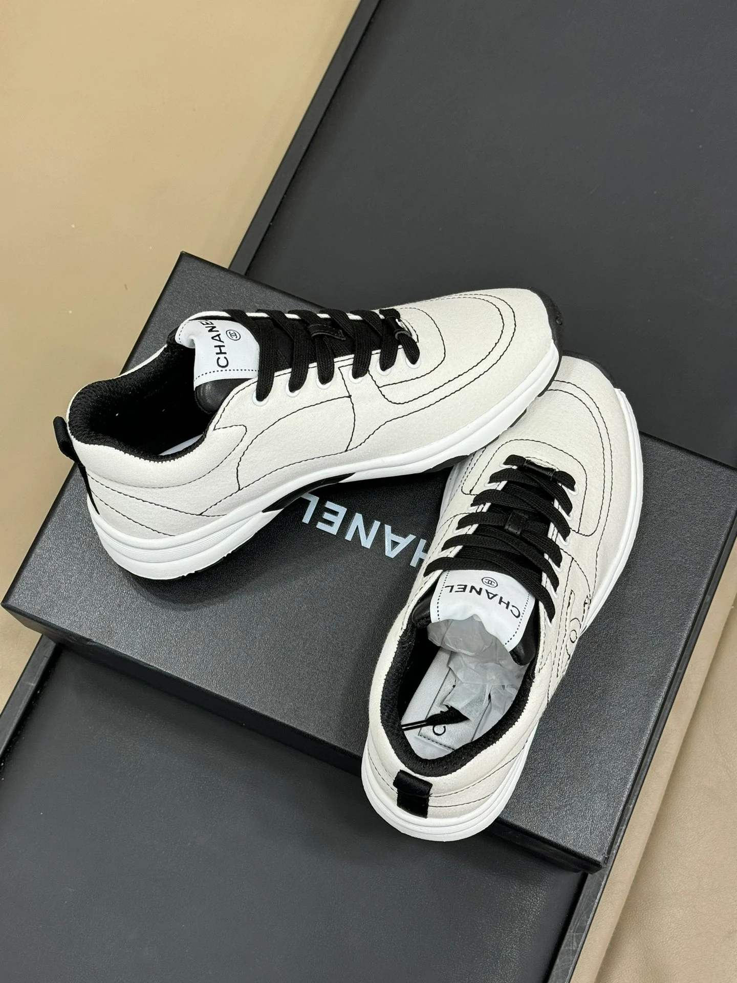 Кроссовки Chanel 2024 в мультяшном стиле - белые