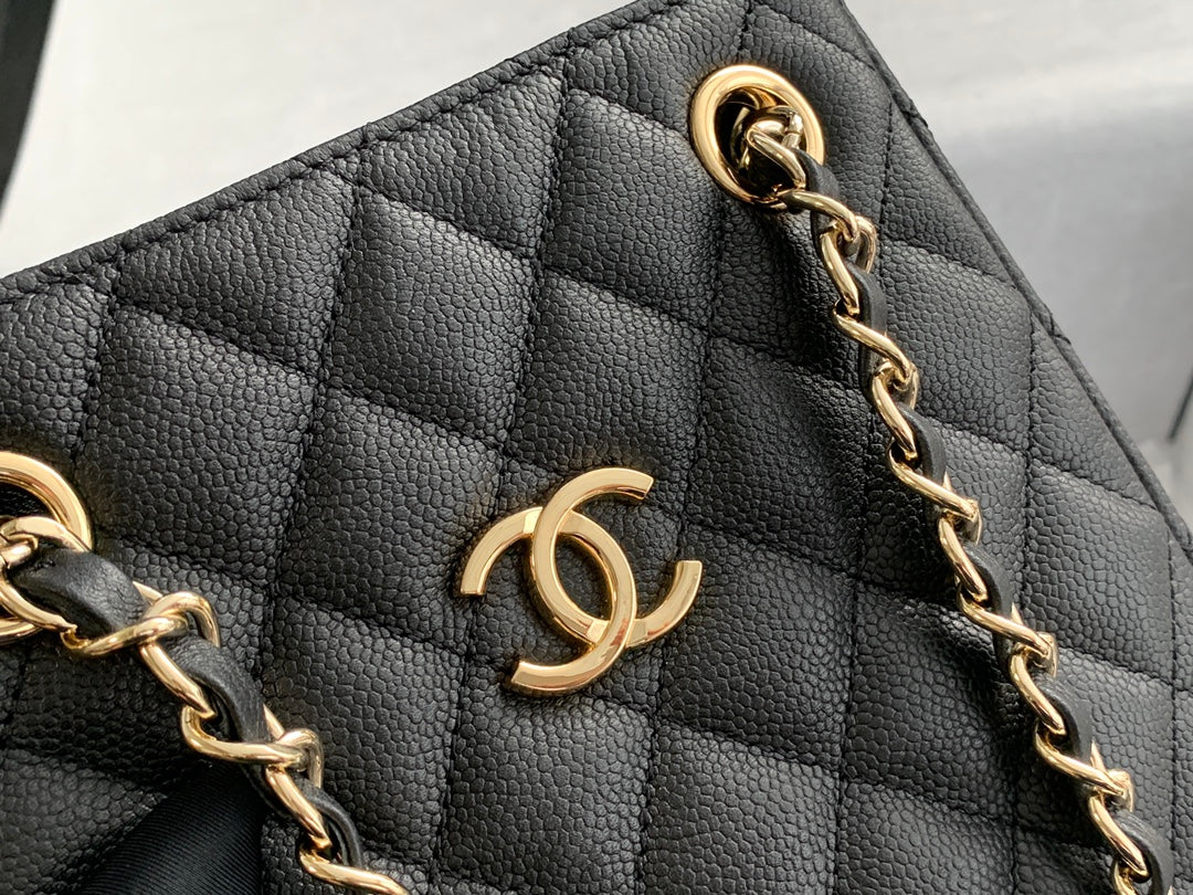 Новая сумка-тоут Chanel весна/лето 2022 — черная.