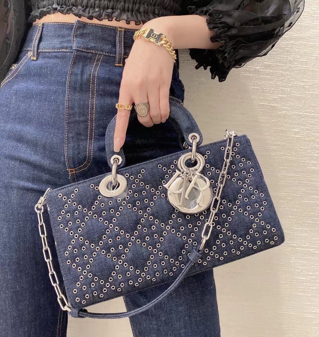 Сумка Dior Lady D'Joy — в стиле джинсовой сумки с заклепками — фотографии людей, которые ее носят.