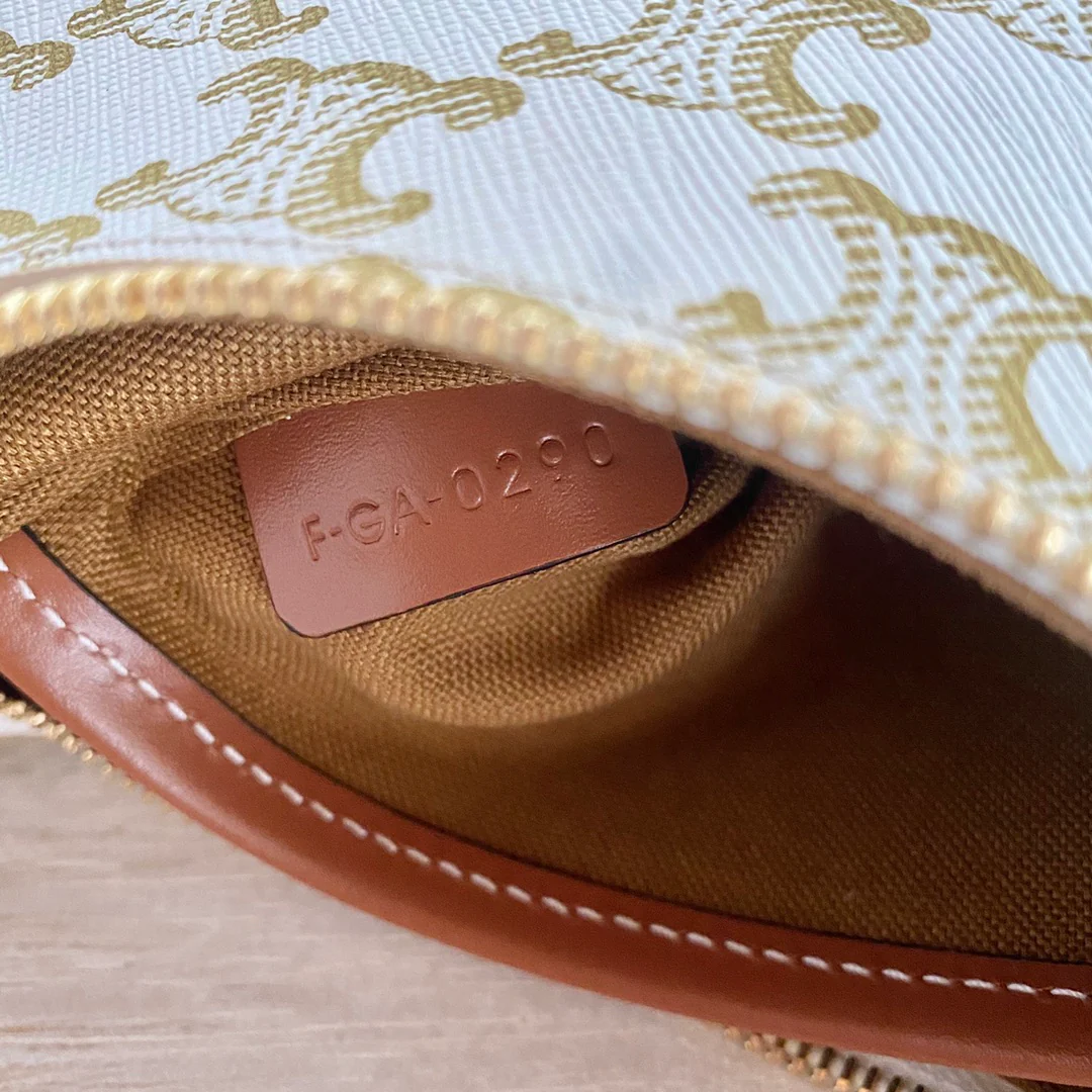 Сумка Ava Triomphe из канваса — белая с монограммой.