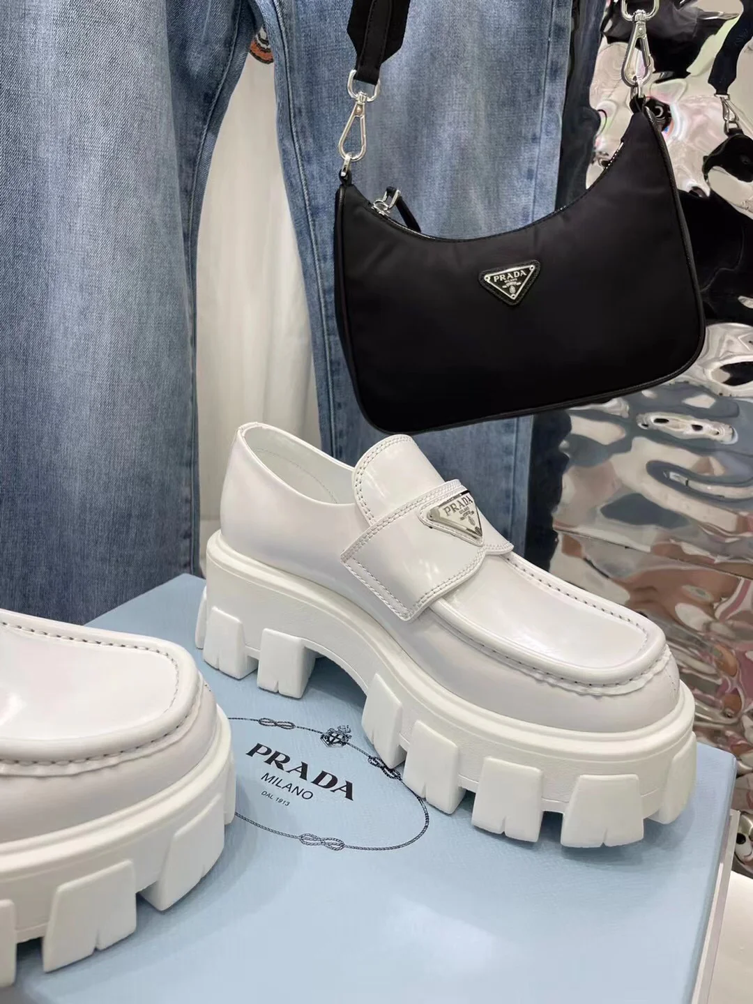 Лоферы на платформе Prada 2024 - белые