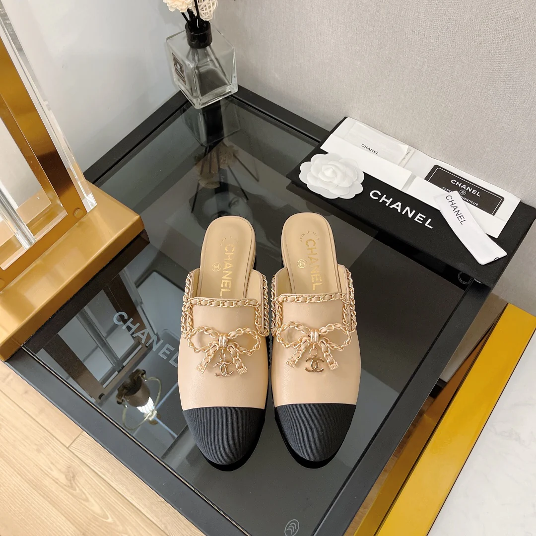 Кожаные мюли Chanel с цепочкой и бантом.