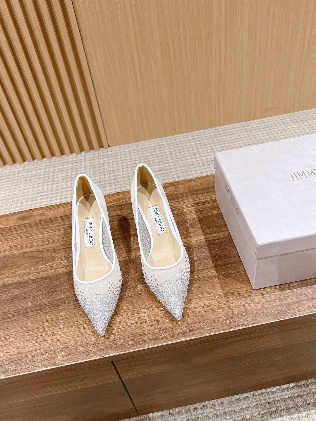 Туфли на высоком каблуке с острым носком и кристаллами Swarovski от Jimmy Swarovski - белые.