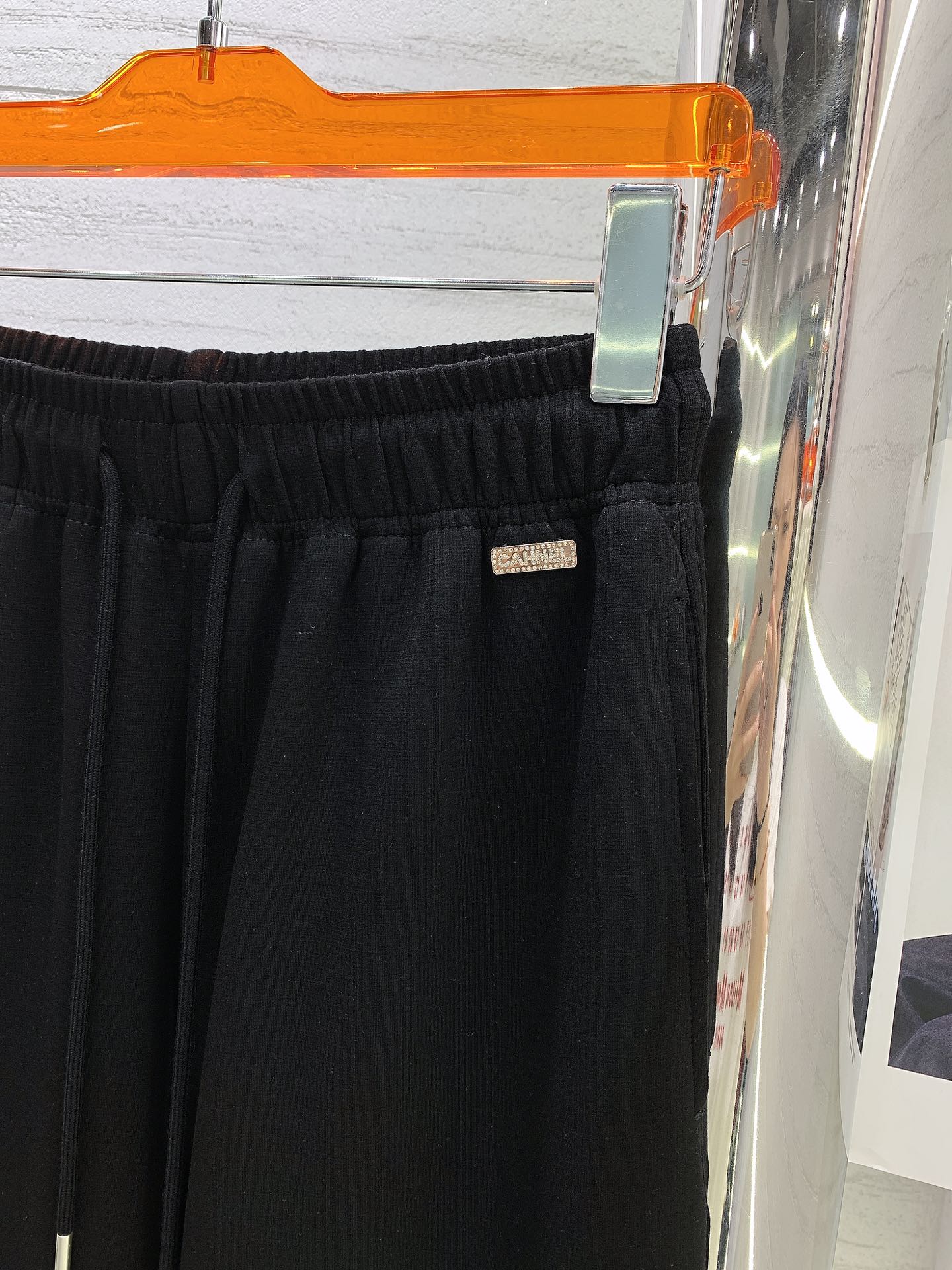 Новые широкие брюки Chanel 2403 с металлизированной биркой в ??клетку 