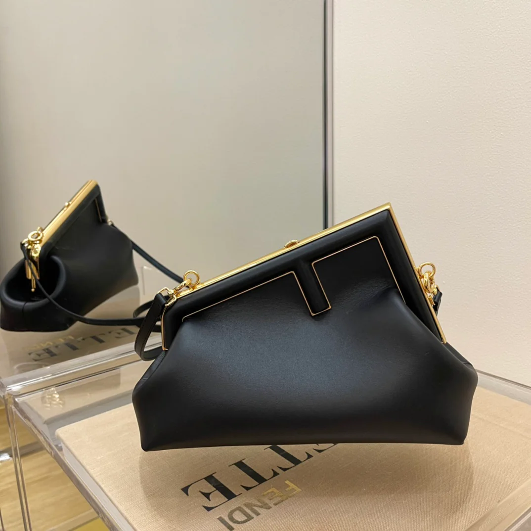 Черная кожаная сумка Fendi First - 1