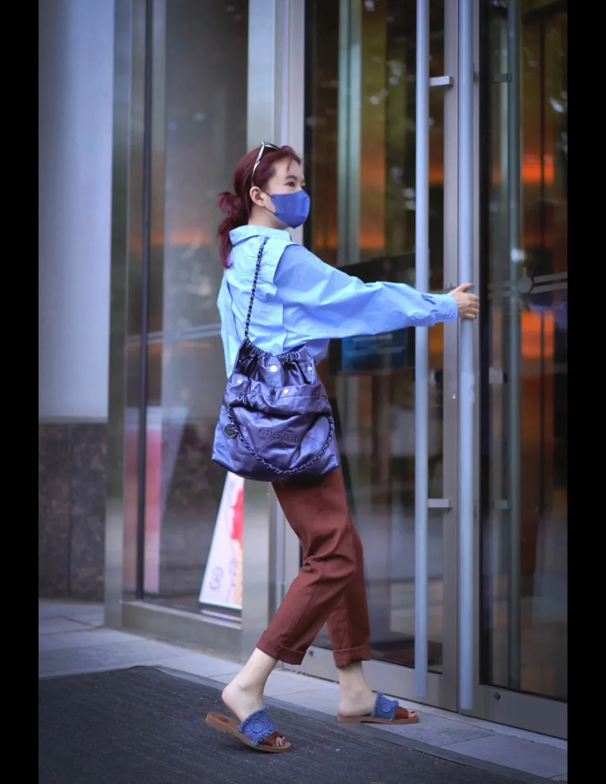 Сумка Chanel 22 - маленькая, металлизированная, синяя.