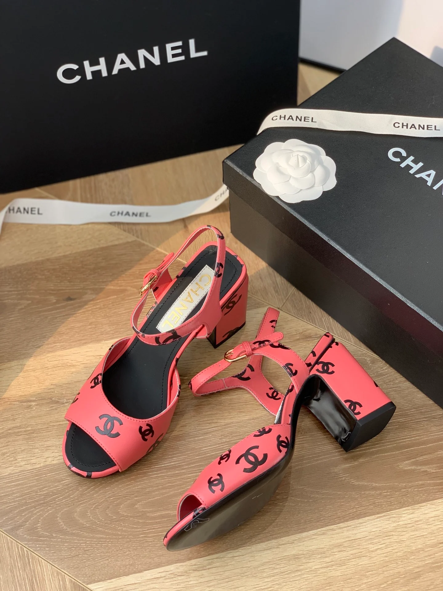 Сандалии Chanel на массивном каблуке