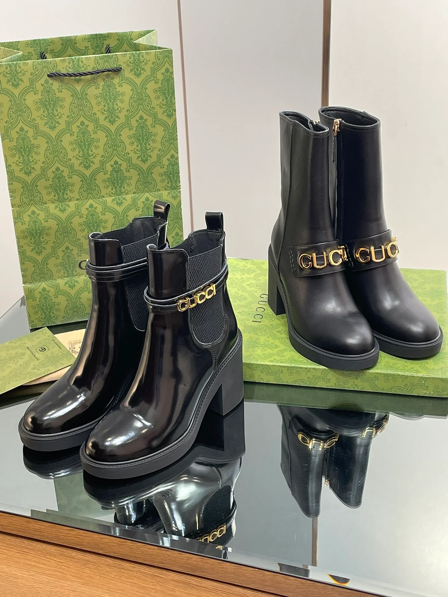 Новинка сезона осень/зима 2023 от Gucci — ботильоны с золотой пряжкой и буквой