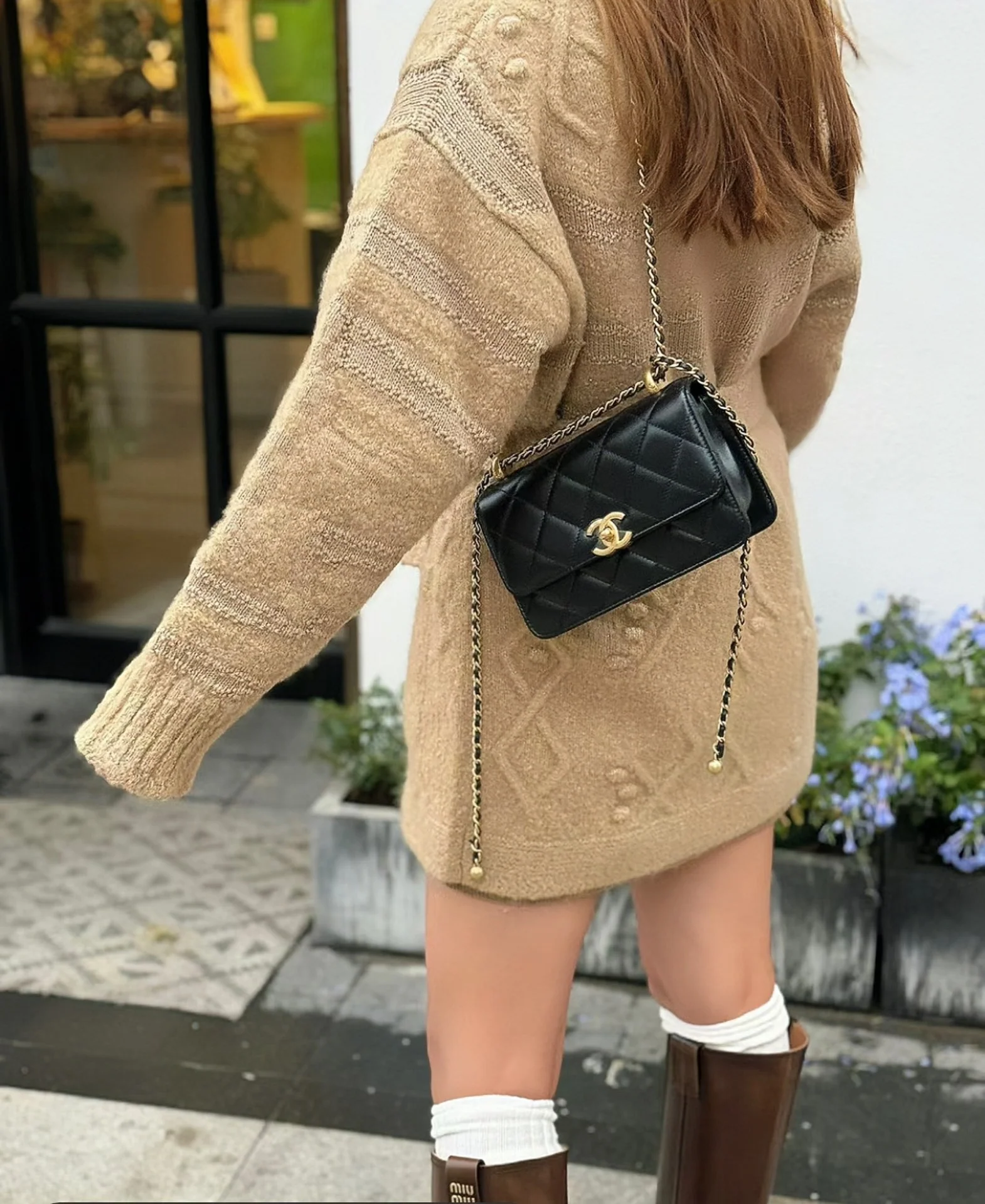 Маленькая черная сумка Chanel 24c с двойным золотым бисером и клапаном.