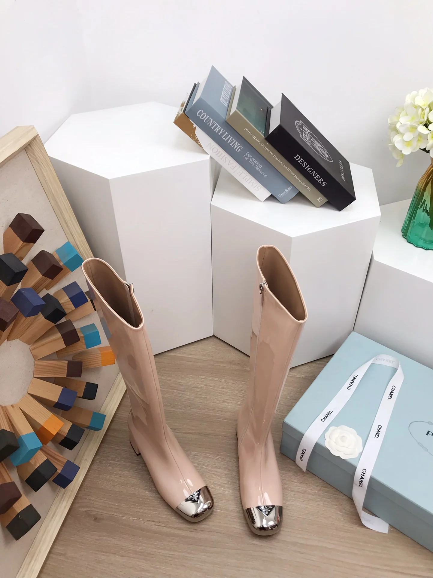 Коллекция Prada 2022 года с подиума - Металлические ботинки с закругленным носком