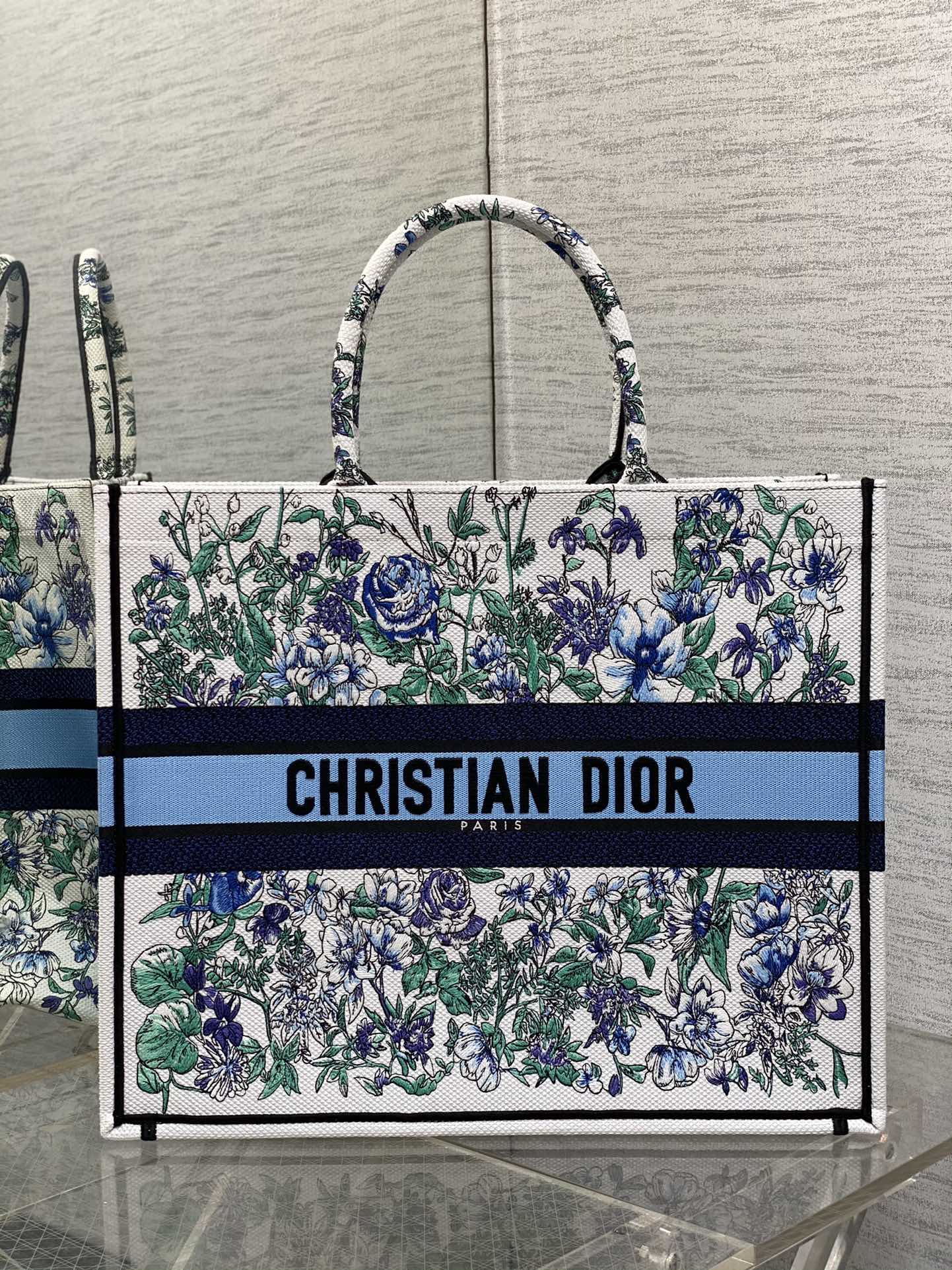 Сумка Dior Book Tote из коллекции Весна/Лето 2023 — Романтическая цветочная вышивка, синий цвет — Большой размер