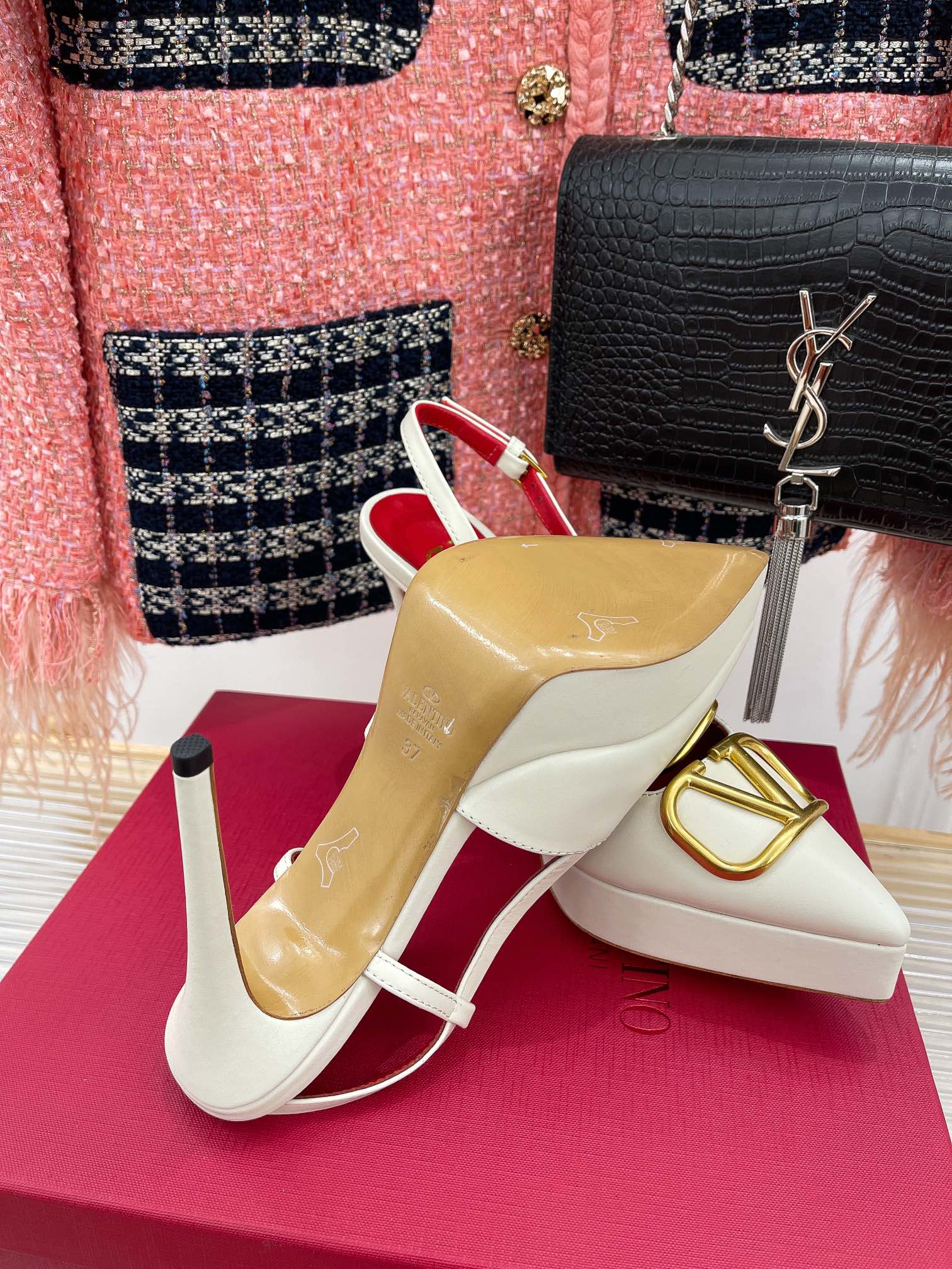 Новинка сезона весна/лето 2023 от Valentino - Босоножки на высоком каблуке с V-образным вырезом - 11 см - Белые