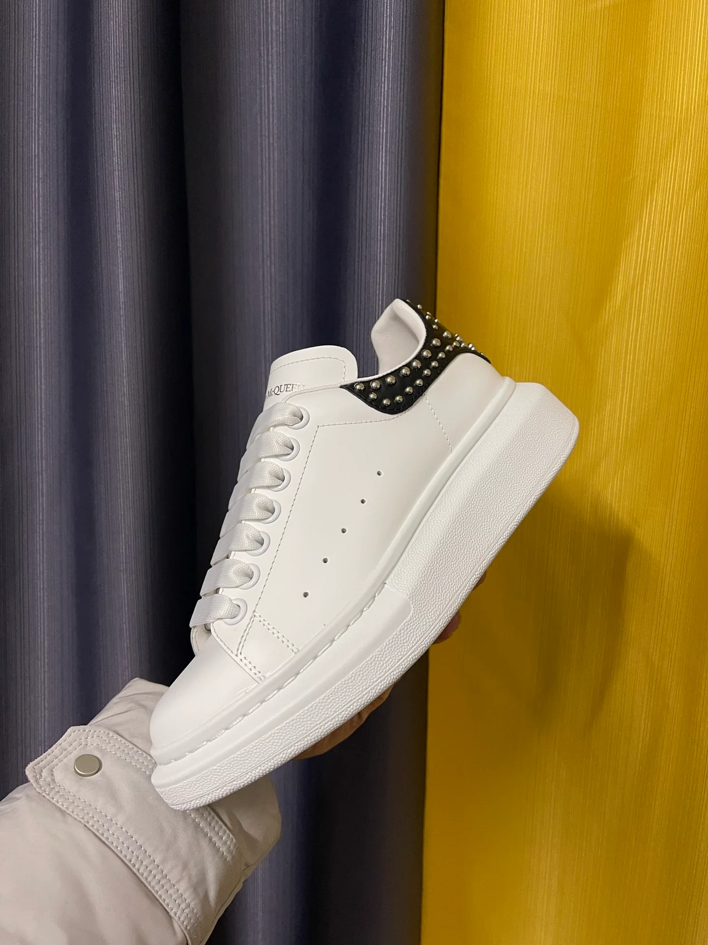 Классические белые кроссовки McQueen - унисекс - черная кожа с круглыми заклепками