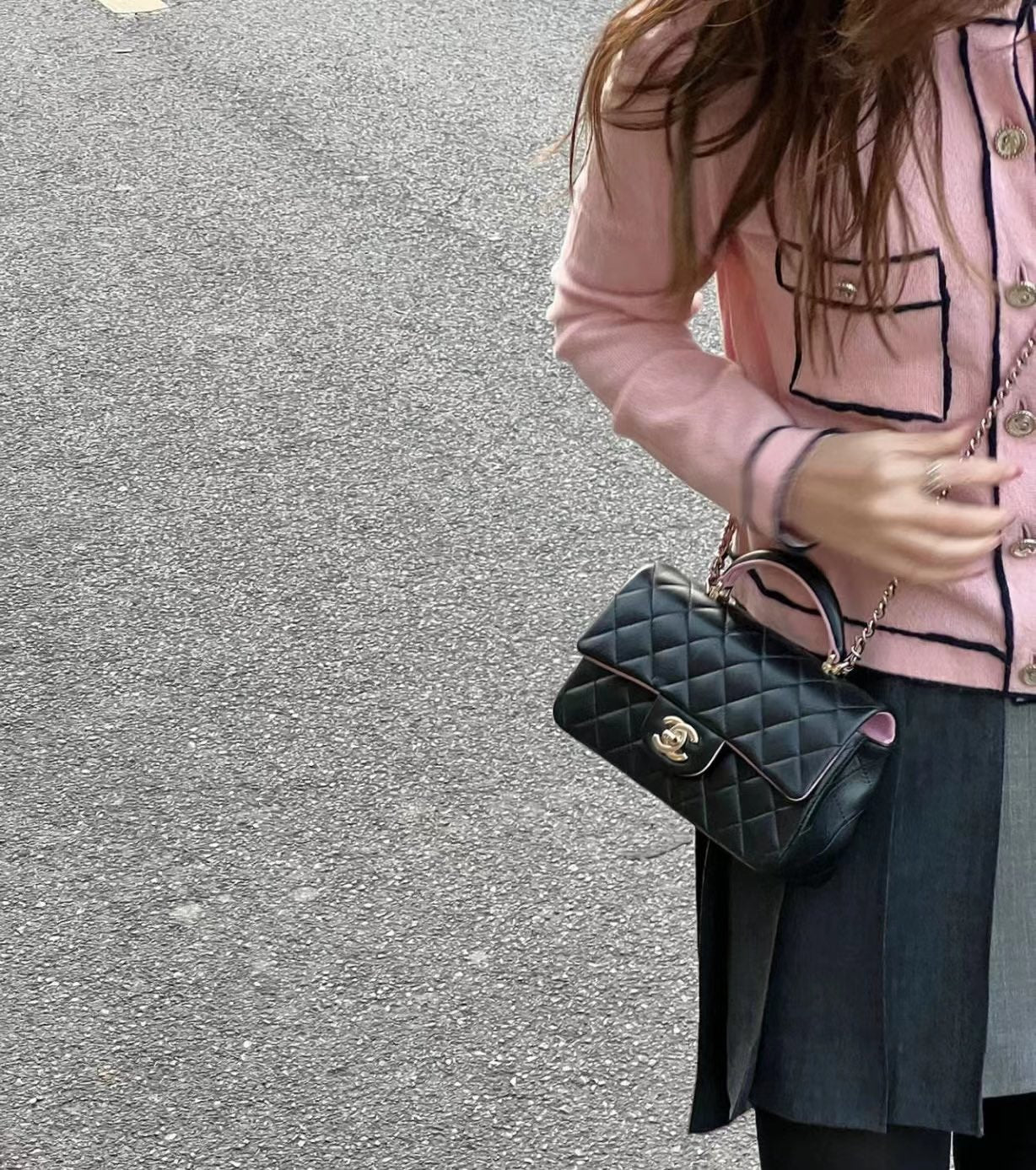 Новинка сезона весна/лето 2023 от Chanel - сумка CF - 20 см - черно-розовая - на фото.